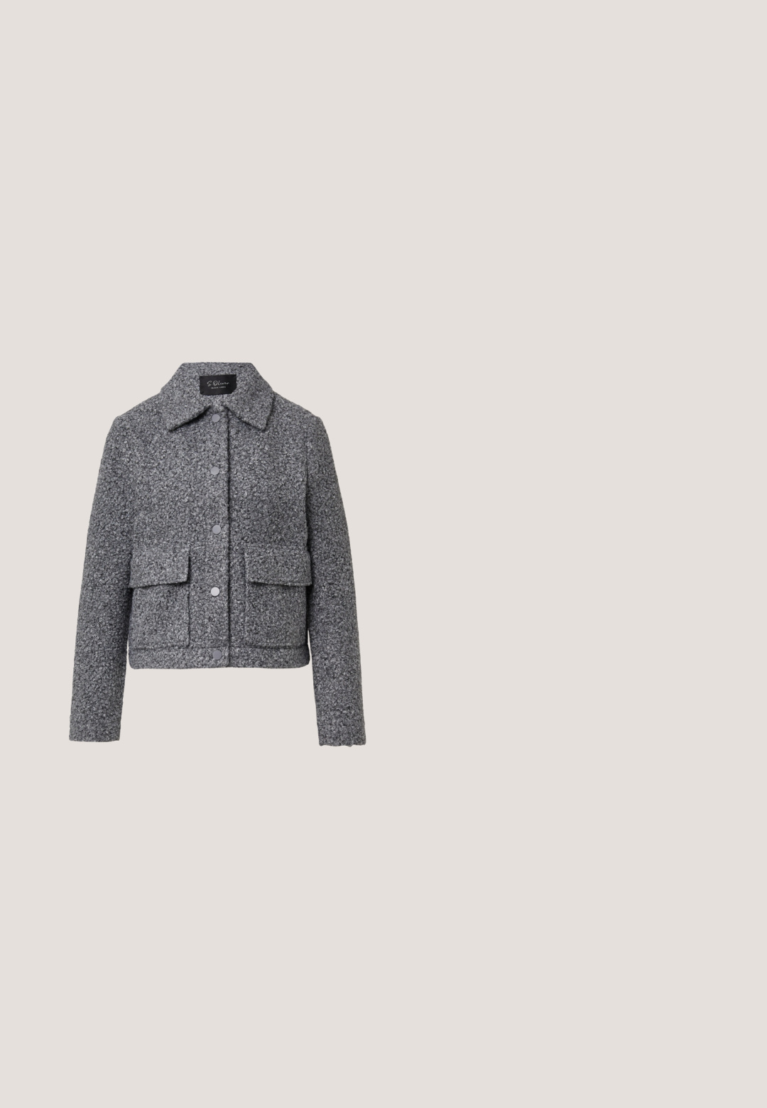Veste grise texturée avec un col, fermeture à boutons sur le devant et deux grandes poches plaquées à l'avant. Design court et ajusté.; Haut à manches longues en tissu côtelé gris clair, présentant un col et un ourlet à bords festonnés, avec une silhouette ajustée.; Jupe grise texturée avec un design plissé, munie d'une fermeture éclair à l'arrière. Le matériau présente un motif tissé, créant un léger effet de profondeur.; Bottine noire avec une finition texturée et scintillante, et un embout pointu. Présente un talon épais et un design de tige ajustée.; Petit sac métallique rectangulaire argenté avec une bandoulière chaîne reposant sur une surface claire, rabat fermé face vers l'avant.; Boucles d’oreilles clous en forme de croissant ton argent avec des motifs circulaires texturés couvrant la surface, dotées de tiges droites et de fermoirs papillon.