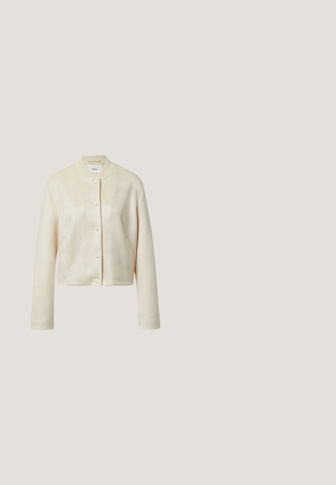 Veste courte beige en tissu doux, avec un col rond, une fermeture à boutons sur le devant et des manches longues.; Cardigan en tricot crème à manches courtes avec fermeture à boutons sur le devant, bords en feston et motif ajouré, étiquette "PIECES" à l'intérieur du col.; Débardeur beige clair avec un col rond et de larges bretelles. Fabriqué en tissu côtelé, il présente un design simple et sans couture.; Pantalon beige à jambe droite avec passants pour ceinture, fermeture éclair à l'avant et design épuré et simple.; Baskets beige en mesh et daim avec semelle marron clair, lacets à l'avant, accent métallique près du talon et logo de la marque sur le côté.; Sac à main en cuir beige avec poignée tressée, fermeture éclair dorée et sangle d'épaule fine.