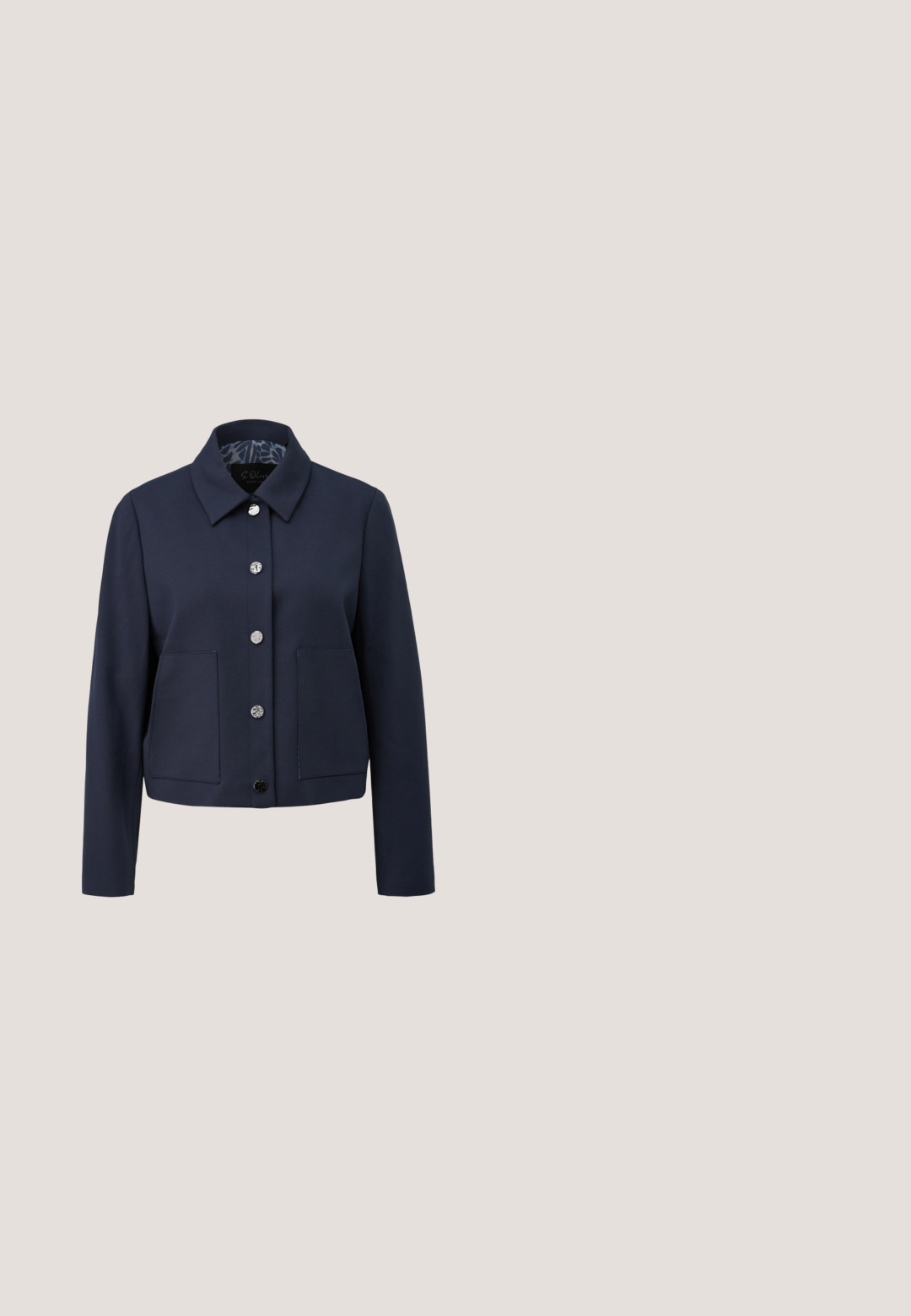 Veste bleu marine avec un col, des boutons argentés, deux poches avant et une doublure à motifs. Fabriquée en tissu lisse, avec une coupe cintrée.; Blouse à manches longues bleu marine avec une texture verticale subtile, un décolleté en V et des poignets élastiques.; Pantalons bleu marine à rayures avec une ceinture assortie, coupe droite et œillets en métal à la taille.; Ballerines en cuir bleu marine avec un petit nœud, bout rond et semelle texturée avec un petit talon.; Sac en cuir texturé bleu marine avec fermeture à rabat et détails en boucle argentée aux extrémités des sangles, de forme rectangulaire.; Deux boucles d'oreilles en argent au design torsadé. Texture lisse avec une finition brillante ; une boucle est petite et l'autre est plus grande.