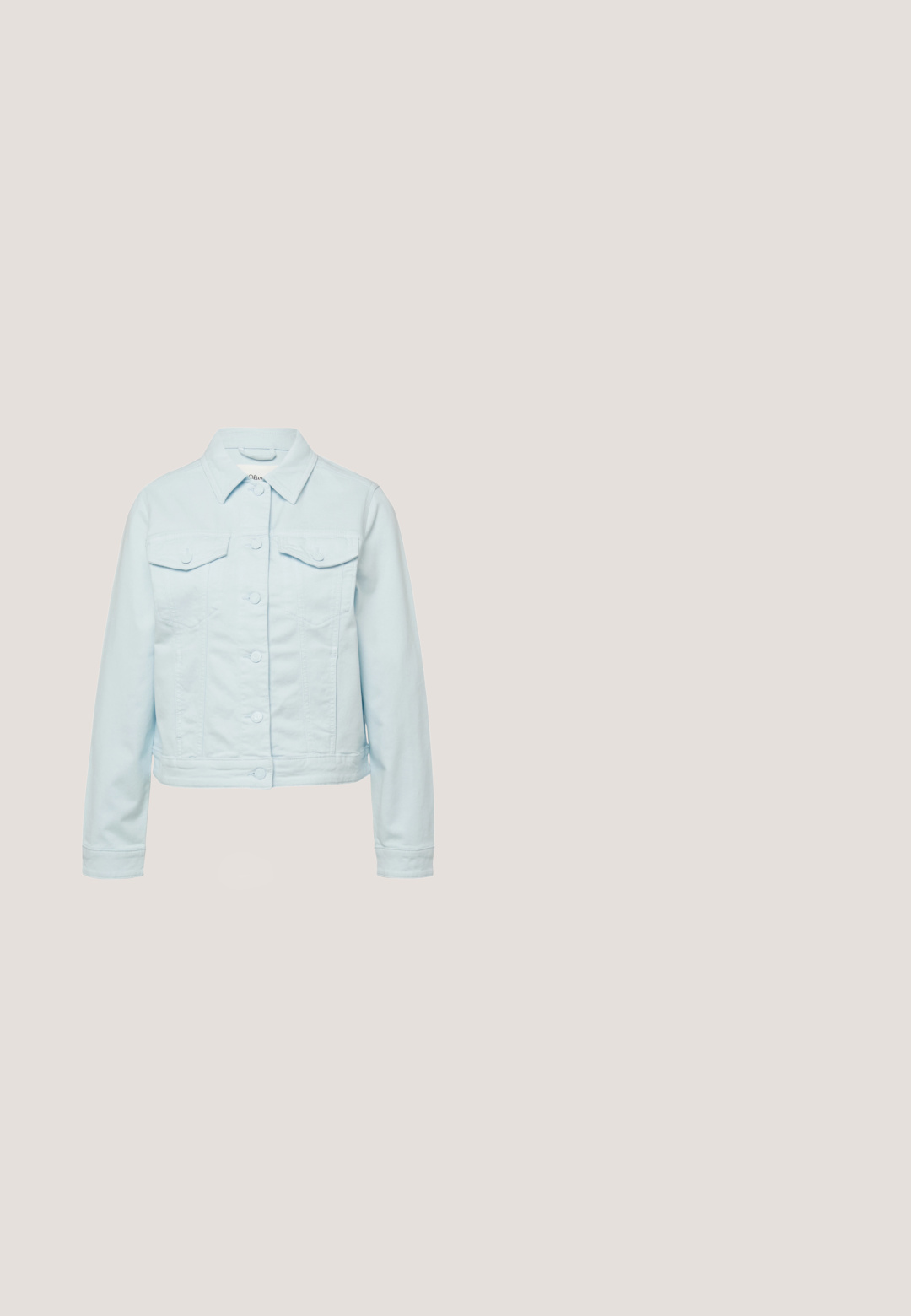 Veste en denim bleu clair à manches longues, boutonnée sur le devant, avec deux poches poitrine à rabat boutonné.; Haut tricoté violet clair avec des manches courtes, un décolleté en V profond et un lien ajustable à la taille. Tissu texturé avec des côtes subtiles.; Anna Field by Zalando Jupe trapèze - blue/white; Ballerines en suede bleu clair avec un bout pointu, une sangle argentée sur le devant et une lanière à la cheville. Semelle plate et design minimaliste.; Sac à main rectangulaire en cuir bleu clair avec fermeture à rabat et fine chaîne dorée sur fond blanc.; Deux colliers en argent sur fond blanc, l'un avec un pendentif en cristal en forme de goutte, l'autre avec des maillons ovales en cristal.