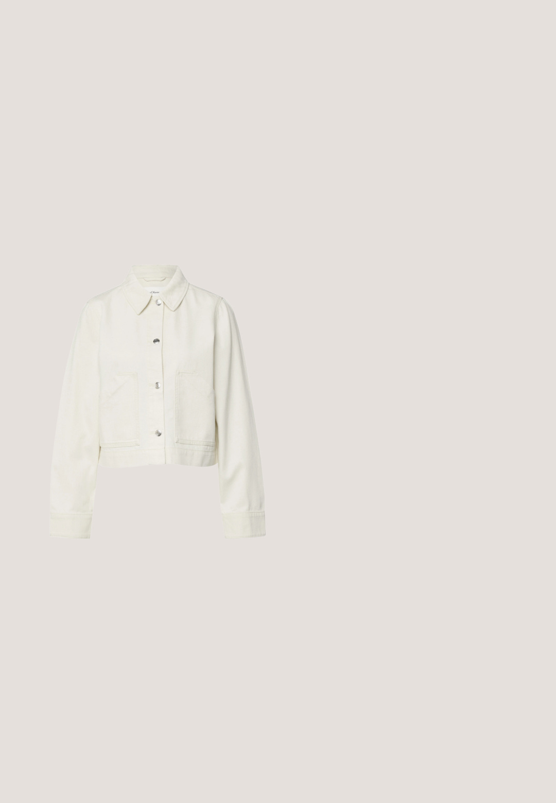 Offwhite, kurze Jacke mit langen Ärmeln, vorderen Druckknöpfen, spitzem Kragen und zwei aufgesetzten Fronttaschen.; Beige gestreifter Jumpsuit mit kurzen Ärmeln, Reverskragen, Vorderknöpfen und einem Bindegürtel in der Taille. Der Stoff wirkt glatt und leicht.; Roségoldene Rutsch-Sandalen mit zwei verstellbaren Metall-Schnallen, Kork-Fußbett und weißer Gummisohle. Glatte metallische Oberfläche, offene Zehenspitze.; Dunkelbraune, übergroße, quadratische Sonnenbrille mit Verlaufsgläsern und kleinem Golddetail an den Bügeln.; Beige gewebte Umhängetasche mit einer Leder-Vordertasche, verstellbarem Riemen sowie Logo-Anhänger und Beschlägen in Goldoptik.; Goldfarbene Armbanduhr mit einem blumenförmigen zentralen Detail. Verfügt über eine schlanke, glatte Textur und ein verstellbares Band. Schlichtes und elegantes Design.