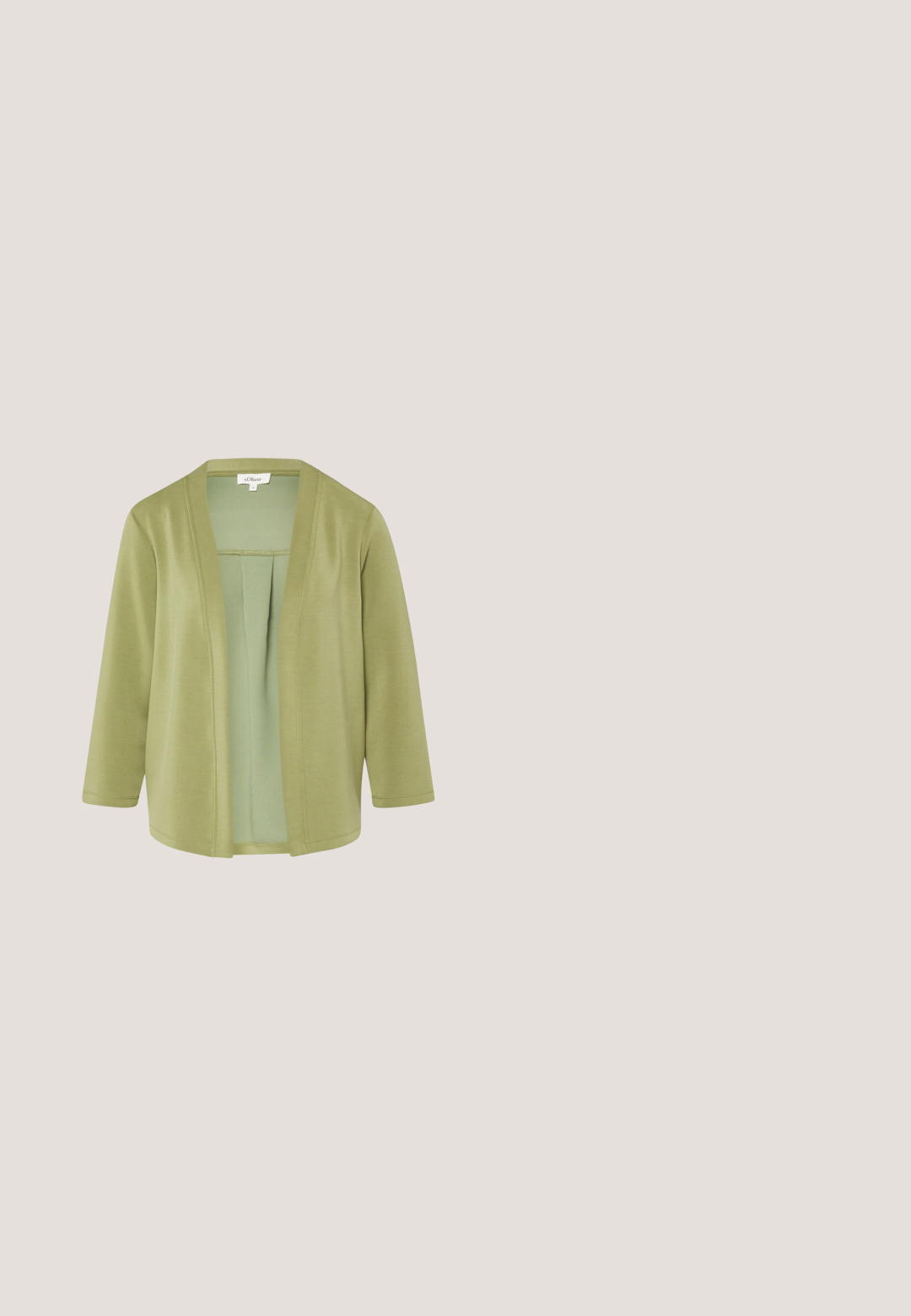 Cardigan léger vert olive ouvert à l'avant, manches longues, coupe décontractée, avec un détail de couture subtil le long des bords.; Débardeur beige clair avec un col rond et de larges bretelles. Fabriqué en tissu côtelé, il présente un design simple et sans couture.; Pantalons plissés à coupe décontractée en vert olive clair. Fabriqués en tissu texturé avec une taille élastique et un cordon de serrage pour l'ajustement.; Des sandales à plateforme vertes avec deux boucles réglables, fabriquées dans un matériau doux, dotées d'une semelle en corde tressée et d'un footbed texturé.; Sac bandoulière avec corps tissé beige, anses en cuir vert olive, clous dorés et médaillon rond doré avec logo sur la sangle réglable.; Bracelet en or ajustable avec des perles rondes vertes et blanches et de petites perles hexagonales dorées sur un fond blanc.