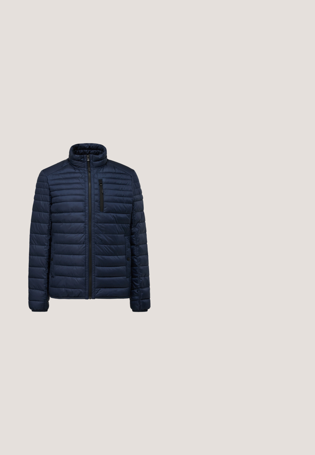 Veste matelassée bleu marine avec un col montant, fermeture éclair intégrale et une poche poitrine zippée. Présente des coutures horizontales et des ourlets élastiques aux poignets.; Pull-over navy bleu avec un col montant et une fermeture éclair demi-longueur. Fabriqué en tissu doux et texturé ; il présente des manches longues et un ourlet ajusté.; Polo à manches longues bleu marine avec texture côtelée, patte de boutonnage à trois boutons et poignets. Confectionné en matériau doux avec un col classique.; Jean skinny en denim bleu avec légère décoloration et zones usées aux cuisses et aux genoux, fermeture avant par bouton et zip, design cinq poches.; Botte Chelsea en cuir marron avec des panneaux élastiques sur les côtés, bout arrondi et languette. Présente une finition texturée et un petit talon en bois.; Sac bandoulière en nylon bleu avec garniture en cuir noir, doté d'une fermeture éclair et d'une bandoulière réglable avec le logo "Valentino" imprimé en noir.