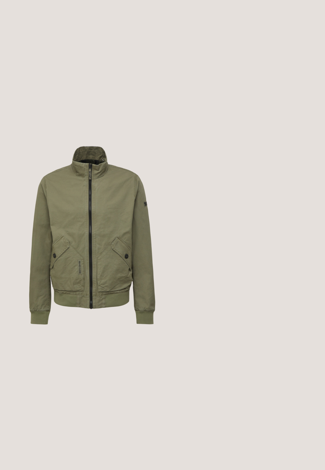Olijfgroen bomberjack gemaakt van lichtgewicht stof, met een hoge kraag, ritssluiting en twee voorzakken met drukknoopsluiting.; Olijfgroene T-shirt met korte mouwen en ronde hals, met een klein geel "Pepe Jeans" logo op de linkerborst.; Olivengroene cargoshorts van duurzaam materiaal, met meerdere zijzakken, riemlussen en gestikt detail voor extra textuur.; High-top sneakers in lichtbruin suede met een witte rubberen zool. Voorzien van vetersluiting en minimale stikseldetails.; Transparante zonnebril met een rechthoekige, bruine gradient glazen en een dubbele brug, afgebeeld tegen een witte achtergrond.; Rechthoekige beige toilettas met voorvak met rits, bovenste rits en zijhandvat, gemaakt van gladde stof.