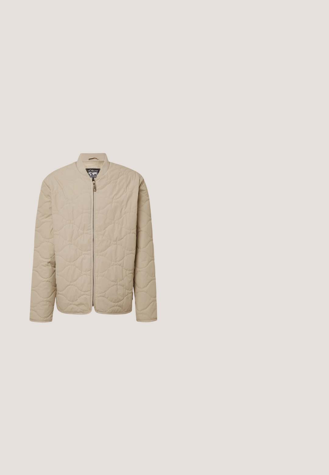 Vaaleanbeige vuorattu bomber- takki, jossa on vetoketjukiinnitys, pyöreä kaulus ja pitkät hihat. Kankaan pinta on sileä ja siinä on hienovarainen aaltoilu.; Vaalea beige neulepaita, jossa on korkea kaulus, kaksi tummaa nappia ja kirjavan tekstuurin. Sisältää ribbineuleet hihansuissa ja helmassa.; Lyhythihainen, pyöreähihainen t-paita vaaleanbeigeä puuvillaa, jossa on teksturoitu pinta ja hienovarainen logoyksityiskohta rinnassa.; Beige-katso penkeröidyt housut suoran leikkauksen omaavina, joissa on kaksi etupuolitra, napin sulkeminen ja taskut sivuilla. Sujuva rakenne.; Ruskean kuvioitu nahkasaappaat nilkkamittaisina, joissa on sileä kärki, nauhakiinnitys ja nahkakoriste kantapäässä. Kestävä pohja, jossa on pitoa.; Ruskea nahkainen olkalaukku, jossa on teksturoitu kangas ylhäällä, edessä vetoketjullinen tasku, säädettävä hihna ja sileä pinta. Kompakti suorakulmainen muoto.