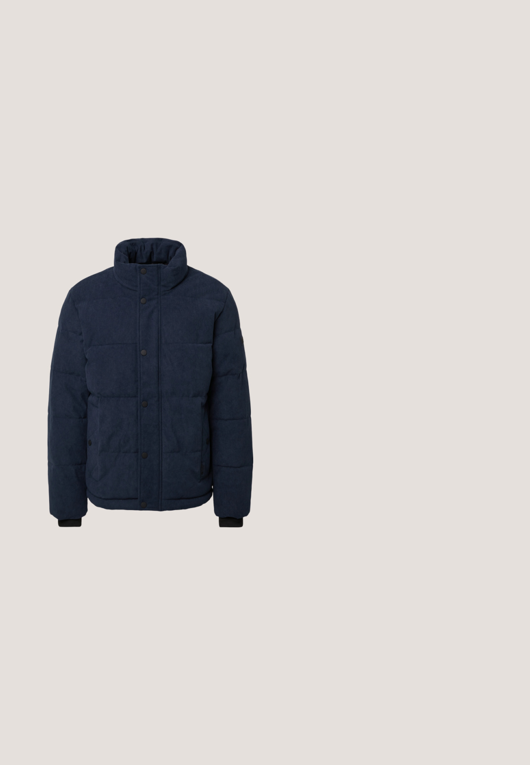 Navyblauer Daunenjacke mit hohem Kragen, Druckknopfverschluss und gerippten Bündchen. Verfügt über gesteppte Textur und ein Patch an der linken Ärmeln.; Marineblauer Pullover mit hohem Kragen, Drei-Knopf-Leiste, gerippten Bündchen und strukturierter Stoffqualität. Verfügt über kontrastierende gerippte Akzente.; Langärmliges Hemd mit Knopfleiste in Navy mit unterschiedlichen blauen horizontalen Streifen, einem Kragen und einer Brusttasche. Weicher Stoff.; Dunkelblaue Jeans mit geradem Bein, leichter Ausbleichung, orangefarbenen Nähten, fünf Taschen und einem Knopfverschluss an der Taille.; Schwarze und braune Lederstiefelette mit beiger Sohle, schwarzen Schnürsenkeln, strukturiertem Kragen und Fleece-Futter vor einem weißen Hintergrund.; Aufgerollter dunkelblauer Ledergürtel mit einer schwarzen rechteckigen Metallschnalle und einem kleinen roten, weißen und schwarzen quadratischen Logo an der Schlaufe.