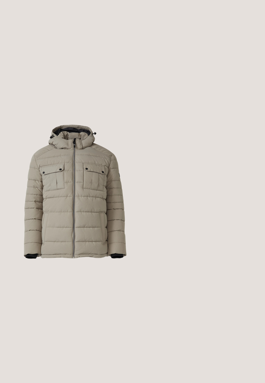 Beige gewatteerde jack met een hoge kraag en verstelbare capuchon. Beschikt over twee borstzakken, zijzakken en een ritssluiting aan de voorkant.; Donkergrijs, pullover sweatshirt met een textuurpatroon, half-rits aan de voorkant en een klein logo-embleem op de borst, gemaakt van zachte stof.; Crème-kleurig katoenen t-shirt met een donkere print waarop "PME LEGEND AMERICAN CLASSIC" staat, met vleugelafbeeldingen onder de tekst.; Grijze denim jeans met een slim fit, voorzien van vijfzakkenstijling, een rode accentring op de tailleband en subtiele vervaging.; Zwarte leren enkelboot met ronde neus, gestructureerde kraag, platte veters, rubberen zool en oranje labeldetail. Gestikte accenten langs de rand.; Zwarte crossbodytas van getextureerd leer met verstelbare riem en ritssluiting, compacte rechthoekige vorm, geperst logo aan de voorkant.