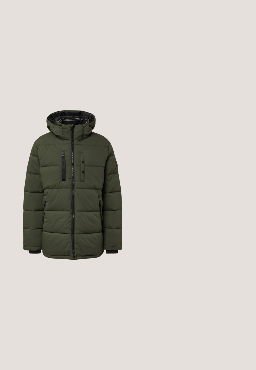 Chaqueta de invierno acolchada de color verde oscuro con capucha, cremallera frontal, dos bolsillos laterales con cremallera y un bolsillo en el pecho con cremallera y detalles de botones.; Sudadera de forro polar marrón con cuello de media cremallera, mangas largas y un bolsillo en el pecho. Presenta un logo en el lado izquierdo y tejido texturizado.; Camisa de manga larga gris con un escote tipo henley, tres botones de madera y una pequeña etiqueta con el logo en la parte inferior izquierda. Tejido suave y texturizado.; Pantalones cargo de pana en gris oscuro, con un diseño de pierna recta, bolsillos laterales y un cierre de botón en la cintura. Tejido texturizado.; Botas de senderismo de caña alta en marrón y negro con suela de goma, ojales de metal y parte superior texturizada. Forro suave visible en el tobillo.; Bolsa de mensajero en gris y negro con correa ajustable, bolsillo exterior con cremallera y detalles naranjas en los tiradores de cordón. Cuenta con un parche con el logo.