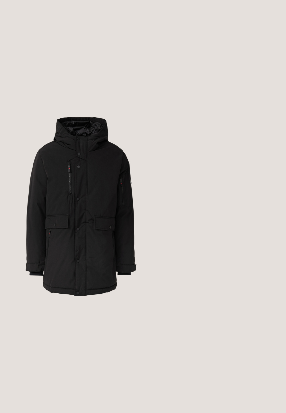 Schwarze isolierte Parkajacke mit abnehmbarem Kapuzen, Reißverschluss- und Druckknopfverschlüssen, zwei Fronttaschen und strukturiertem Stoff.; Schwarzer Strickpullover mit hohem Rippkragen, Knopfleiste mit vier Knöpfen, Zopfmuster auf der oberen Brust und langen Ärmeln.; Schwarzes langärmliges Hemd mit dezentem Karomuster, zwei aufgesetzten Brusttaschen mit Knöpfen und klassischem Kragen.; Schwarze Jeans aus Denim mit geradem Schnitt, Fronttaschen und einem einzelnen Knopfverschluss. Verfügt über subtile Verblassungen und Näh-Details.; Schwarze Leder-Stiefel bis zum Knöchel mit strukturiertem Finish, runder Zehenpartie, sechs Ösen und einer robusten Sohle. Merkmale sind Nähte und eine kontrastierende Zwischensohle.; Schwarze strukturierte Leder-Umhängetasche mit Frontklapptasche, Reißverschluss oben und verstellbarem Riemen mit geprägtem Logodetail.