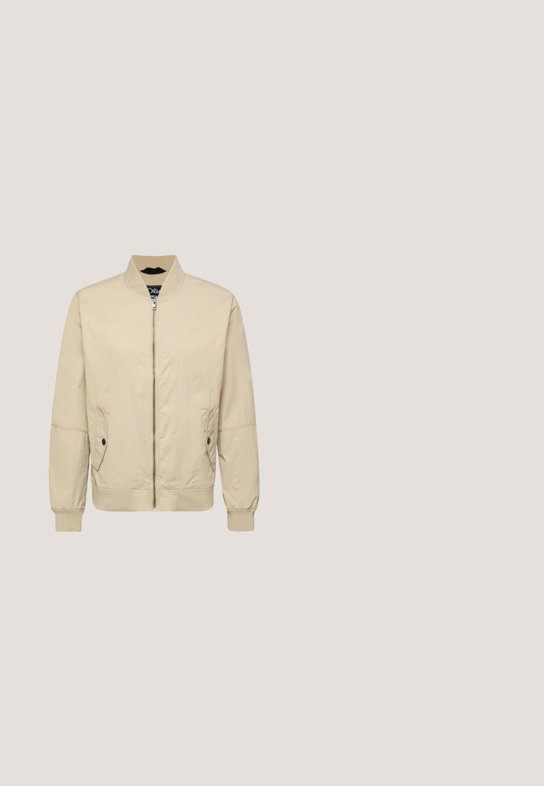 Beige Herren-Bomberjacke mit Frontreißverschluss, gerippten Bündchen und Saum, zwei vorderen Klappentaschen mit schwarzen Knöpfen und einem Stehkragen.; Senfgelbes Polohemd mit kurzen Ärmeln, zwei Knöpfen und kleinem besticktem Pferdelogo auf der linken Brust.; Khakishorts aus einem glatten Baumwollmischmaterial, mit einem Reißverschluss, einem Knopfverschluss und Fronttaschen. Gerades Bein Design, knielanger Schnitt.; Dunkelgrüner Lederknöchelstiefel mit runder Zehe, Schnürung vorne, verstellbarem seitlichem Riemen und dicker schwarzer Sohle mit strukturiertem Profil.; Braune rechteckige Sonnenbrille mit dunkelgrünen Gläsern und dünnen metallischen Bügeln, vor weißem Hintergrund dargestellt.; Beige synthetische Umhängetasche mit geometrischer Textur, vorderer Reißverschlusstasche und verstellbarem Riemen. Lacoste-Logo-Aufnäher oben.