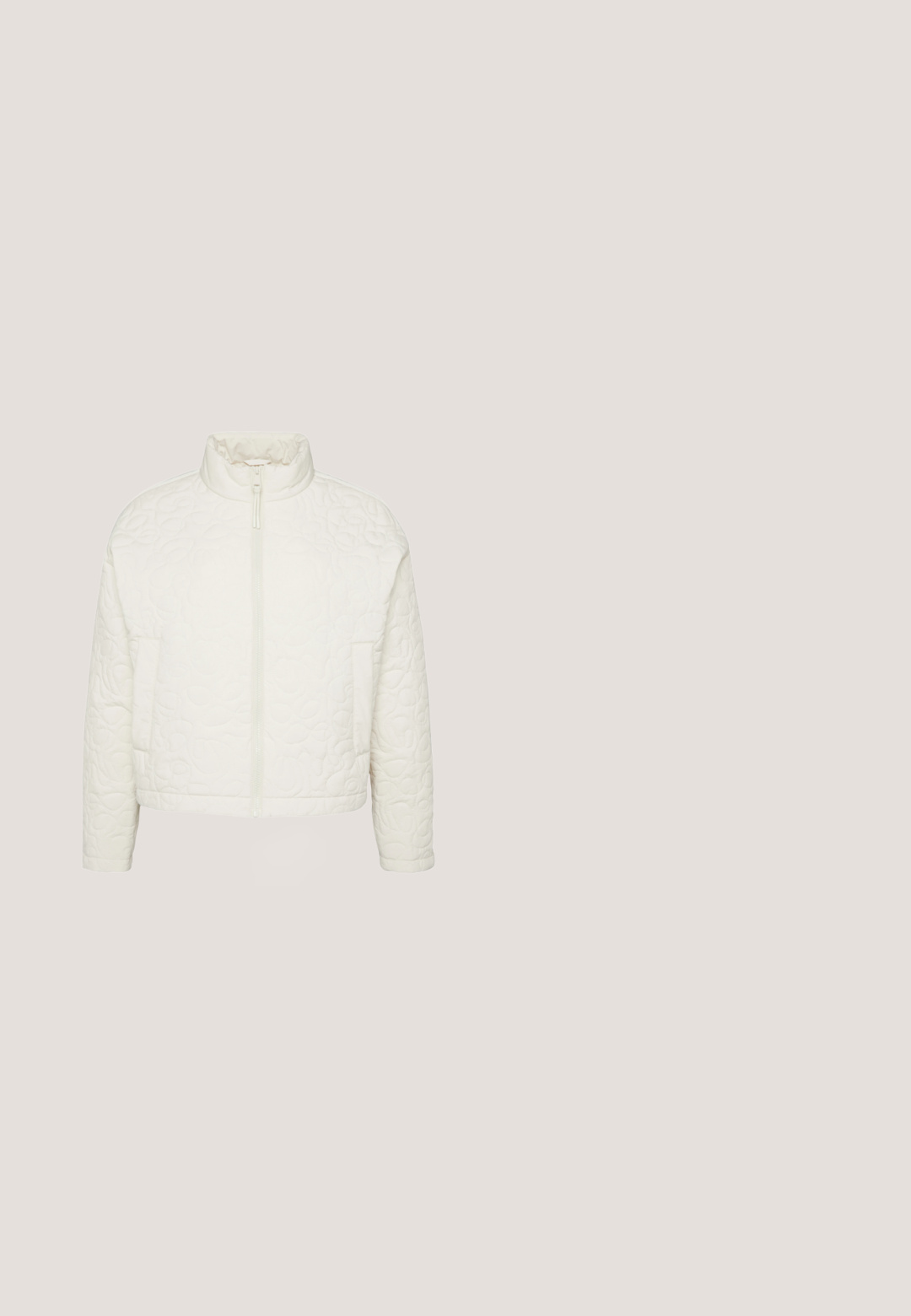 Witte, gewatteerde jas met een hoge kraag, een rits aan de voorkant en twee zijzakken. De stof heeft een zachte textuur met een subtiel patroon.; Witte korte mouwen t-shirt gemaakt van zachte, gestructureerde stof met een ronde halslijn en een klein logo-label aan de onderzijde aan de linkerkant.; Lichtgrijze joggingbroek met wijde pijpen, elastische tailleband en trekkoord, en zakken aan beide zijden.; Skechers SNEAKERS - Sneakers laag - wit; Kleine lichtgrijze crossbodytas in hartvorm met gestikt hartpatroon en ritssluiting, dunne verstelbare riem ligt aan de voorkant.; Zilveren ketting met kleine steraccenten langs de lengte, voorzien van een karabijnslot en een verstelbare verlengketting voor de lengte.
