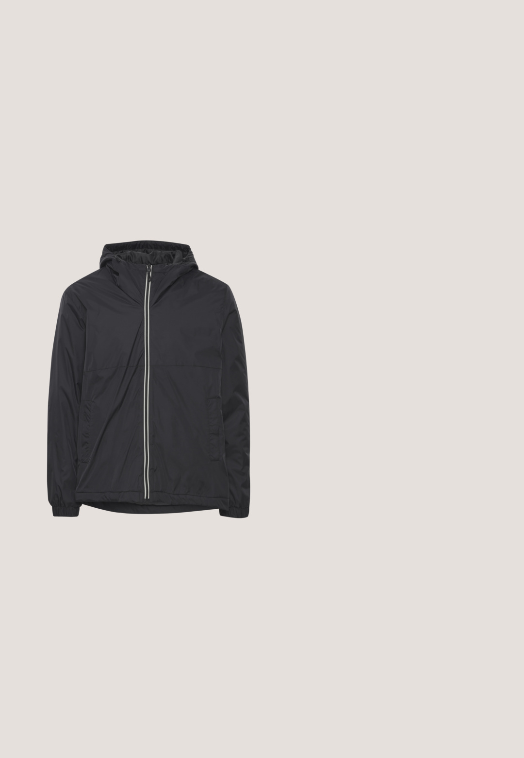Zwarte windbreaker jas met een capuchon, voorzien van een rits aan de voorkant, twee zijzakken en elastische manchetten. Gladde textuur met een eenvoudig ontwerp.; Gebreide coltrui in donkergrijs en lichtgrijs gestreept. Heeft een geribbelde textuur en lange mouwen. Geen zichtbare hardware of accenten.; Witte T-shirt met korte mouwen, dunne horizontale zwarte strepen en een ronde hals, op een effen witte achtergrond.; Wijde blauwe denim jeans met een vervaagde was, vijf zakken en een knoopsluiting. Voorzien van riemlussen en gestikte details.; Zwarte leren enkelboot met een ronde neus, vetersluiting aan de voorkant en een dikke, gegroefde zool. Voorzien van een trekband op de kraag voor gemakkelijk aan- en uittrekken.; Zwarte leren heuptas met een gladde textuur, dubbele ritssluiting en verstelbare schouderband. Rechthoekige vorm met afgeronde hoeken.