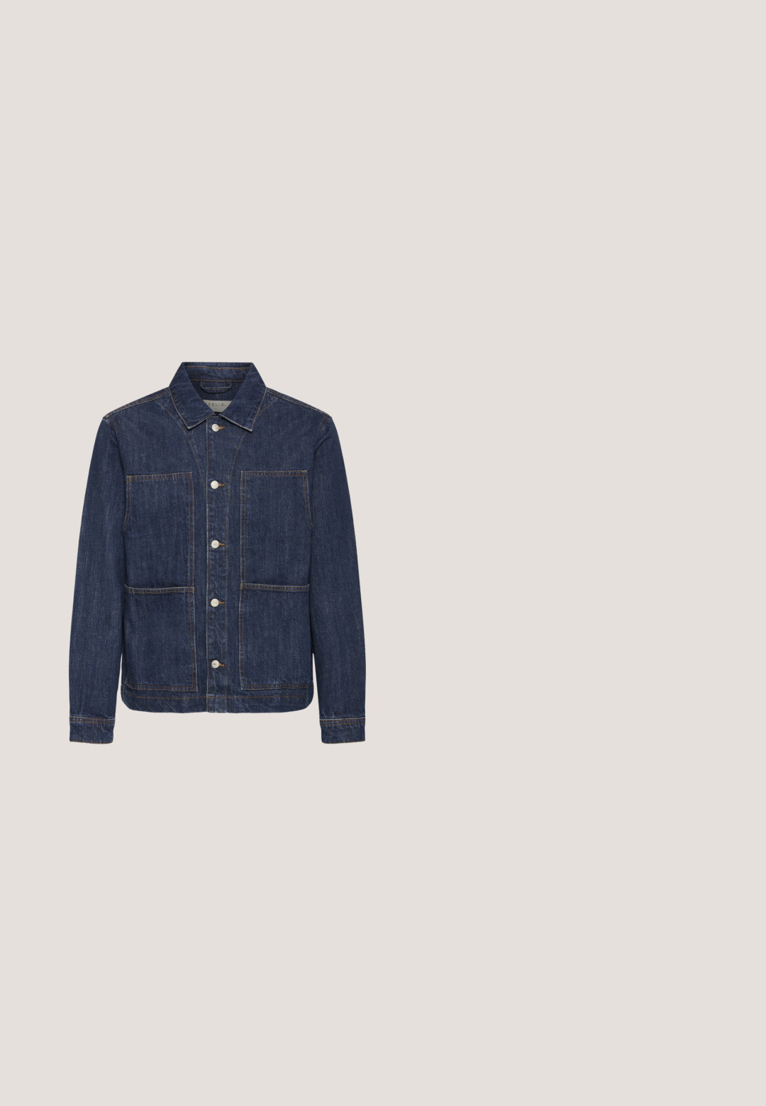 Veste en jean bleu foncé à manches longues, fermeture boutonnée devant et quatre grandes poches carrées à l’avant.; Pull en tricot marron et bleu avec une texture côtelée, présentant des rayures horizontales et un col rond. Manches longues avec des poignets côtelés.; T-shirt en coton navy à manches courtes, col rond et poche poitrine unique. Coupe droite avec une texture lisse et un design minimaliste.; Only & Sons Loose-fit ONSFADE Mid waist Loose Fit - Jean droit - dark blue denim; Bottines en cuir marron avec des accents en daim, bout rond, design à lacets et semelle en caoutchouc noire. Présente des détails de couture sur le côté.; Sac fourre-tout en toile bleue avec poche frontale et broderie rouge "O.N.S", doté de doubles poignées et d'une bandoulière réglable.