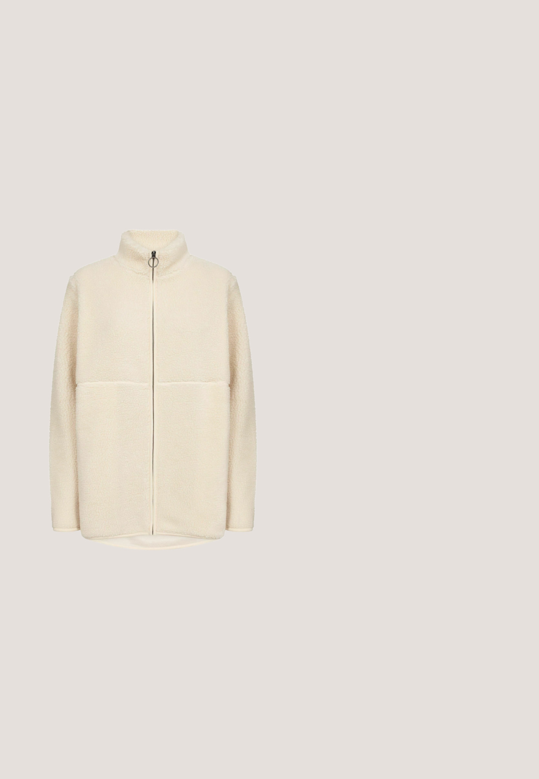 Kerman fleece-takki korkealla kauluksella, etuvetoketjulla ja kahdella suurella vaakasuoralla taskulla. Pehmeä rakenne hieman ylisuurella mitoituksella.; Kermakosket fleece-takki, jossa on kaulus, vyöllinen vyötärö ja teksturoitu kangas. Etusulku ei ole näkyvissä; kaksi taskua.; Pitkähiha crema yläosa, jossa on pyöreä pääntie ja tiukka muotoilu. Valmistettu pehmeästä, joustavasta kankaasta, jolla on sileä pinta.; Vaaleanbeiget, leveät housut, jotka on valmistettu pehmeästä, joustavasta kankaasta. Ominaisuuksiin kuuluvat korkea vyötärö ja yksinkertainen, koristelematon muotoilu.; Beige nilkkureissa on karvavuoraus, nupukkinahkainen pinta, nauhakiinnitys edessä ja paksu kumipohja, jossa on teksturoitu pito. Pyöreä varvasmalli.; Kermanvärinen pörröinen olkalaukku, jossa paksut kahvat ja roikkuva vaaleanpunainen ruudullinen sydänkoriste valkoisella helmirusetilla.