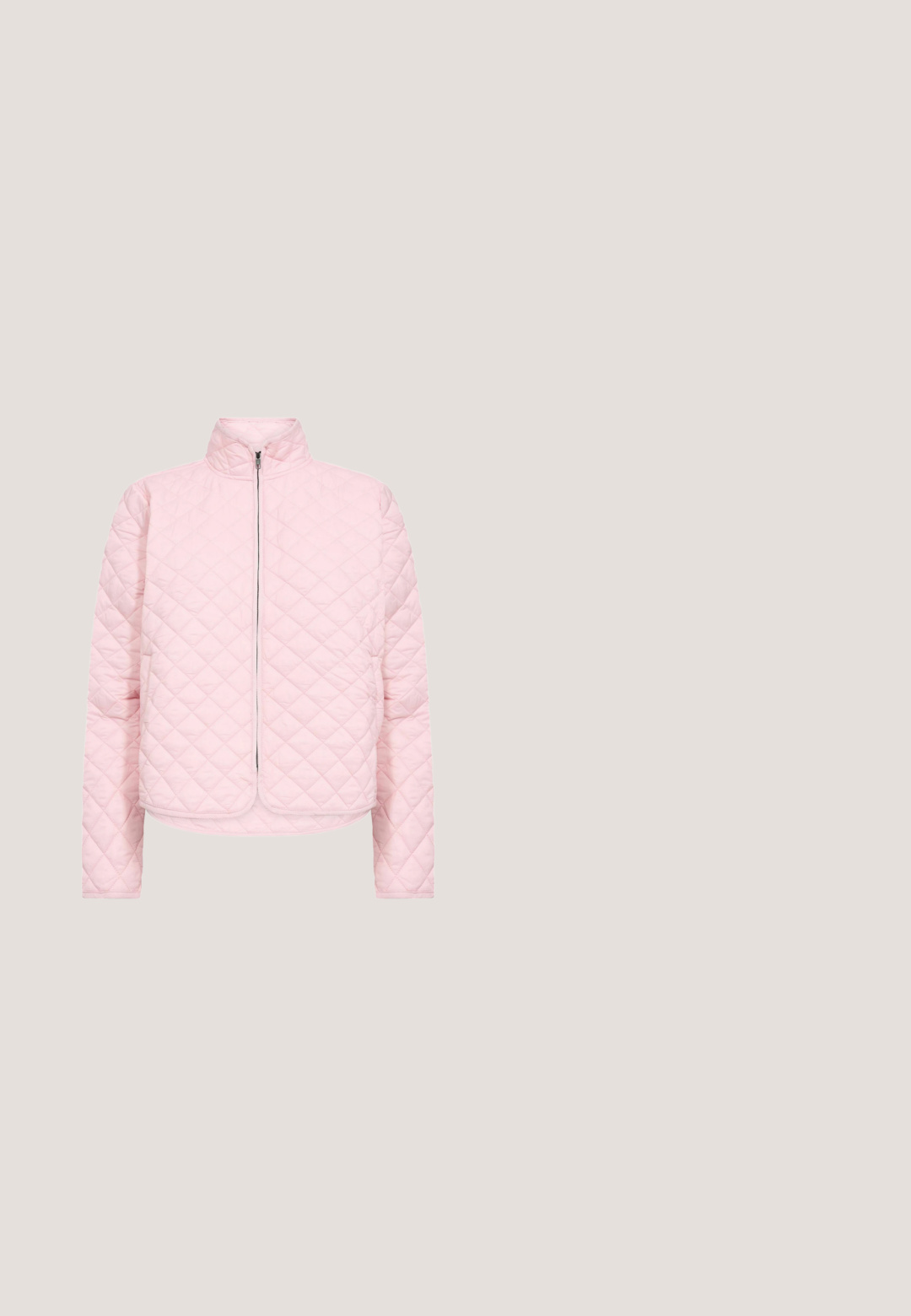 Gesteppte pinke Jacke mit hohem Kragen und durchgehendem Frontreißverschluss. Verfügt über Rautenmuster, lange Ärmel und eine weiche Stoffstruktur.; Soaked in Luxury SLSPINA CABLE - Strickpullover - polignac; Langärmliges pinkes Hemd mit Knopfleiste, Kragen und Brusttasche, flach auf weißem Hintergrund dargestellt.; Rosa Hosen aus weichem Stoff, mit einem elastischen Bund und Kordelzug, zwei seitlichen Taschen und einem locker sitzenden, geraden Schnitt.; Weicher rosa Veloursleder-Flachloafer mit gesteppten Details an der Spitze und niedrigem Absatz, seitlich auf weißem Hintergrund gezeigt.; Rosa zylindrische Handtasche mit einem einzelnen Schulterriemen, glatter Lederstruktur, oberem Reißverschluss und minimalistischem Design.