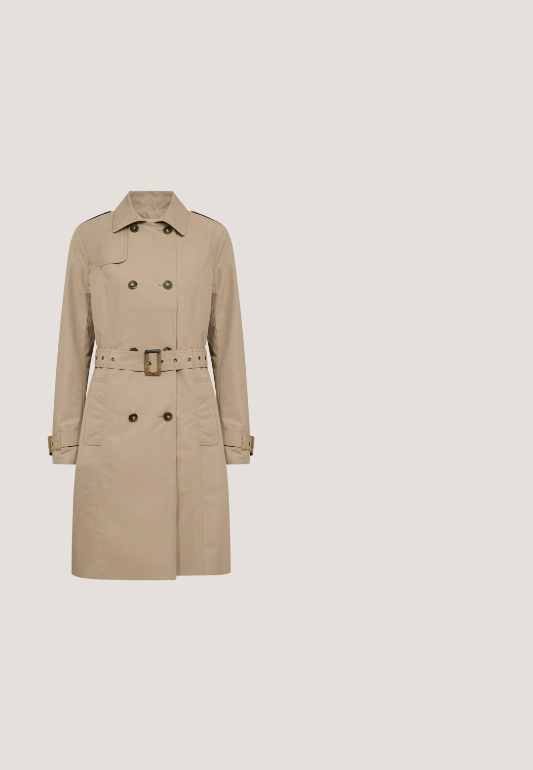Beiger zweireihiger Trenchcoat mit tailliertem Gürtel und Manschetten, weiter Kragen und Seitentaschen, entworfen für Frauen.; Schwarzes Langarmshirt mit vertikalem Rippstruktur, runder Halslinie und Knopfverschluss. Weicher Stoff mit leicht lockerer Passform.; Schwarze maßgeschneiderte Hosen mit einem glänzenden schwarzen Bund, der vier goldfarbene Befestigungen an der Hüfte aufweist. Der Stoff hat eine glatte Textur.; Schwarze Lederpumps mit spitz zulaufender Zehenpartie und niedrigem, schmal zulaufendem Absatz. Mit einem Ausschnittdesign im Obermaterial für zusätzlichen Detail. Glatte Textur.; Schwarze rechteckige Ledertasche mit langen Henkeln, goldener Hardware und einer runden goldenen Plakette mit dem Markennamen „Trussardi“ auf der Vorderseite.; Schmuckset in goldfarbener Optik, bestehend aus einer dünnen Kettenhalskette mit einem kreisförmigen Anhänger und passenden Ohrsteckern, alle mit einer glatten metallischen Oberfläche.