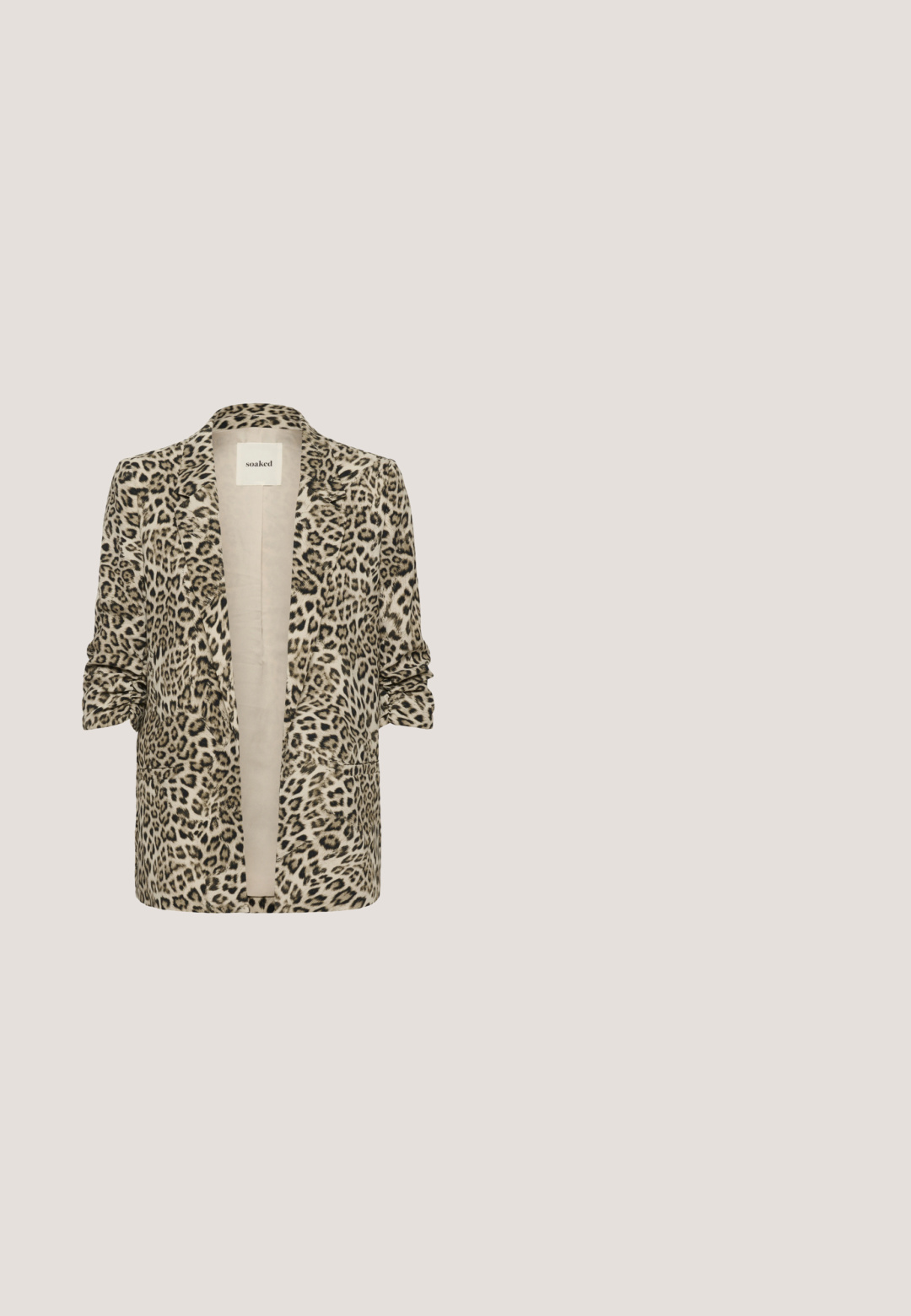 Blazer de print de leopardo con mangas abullonadas, solapas de muesca, bolsillos frontales y forro interior beige.; Camiseta de algodón negra con mangas cortas, cuello redondo y puños enrollados; presenta una sutil etiqueta de la marca en el dobladillo lateral.; Pantalones de pierna ancha fabricados en un tejido ligero, con un patrón abstracto en negro y crema, y una cinturilla elástica para mayor comodidad.; Zapato de plataforma baja con suela negra gruesa y parte superior de estampado marrón de leopardo y cordones negros, mostrado desde el lado exterior.; Bolso de mano con estampado de leopardo, de forma suave y curvada, con un asa de tela fruncida y una cremallera negra. Fabricado en un material suave y texturizado.; Collar de eslabones en tono dorado con eslabones grandes y redondeados. Cuenta con cierre de langosta y cadena extensible ajustable para mayor versatilidad en el tamaño.