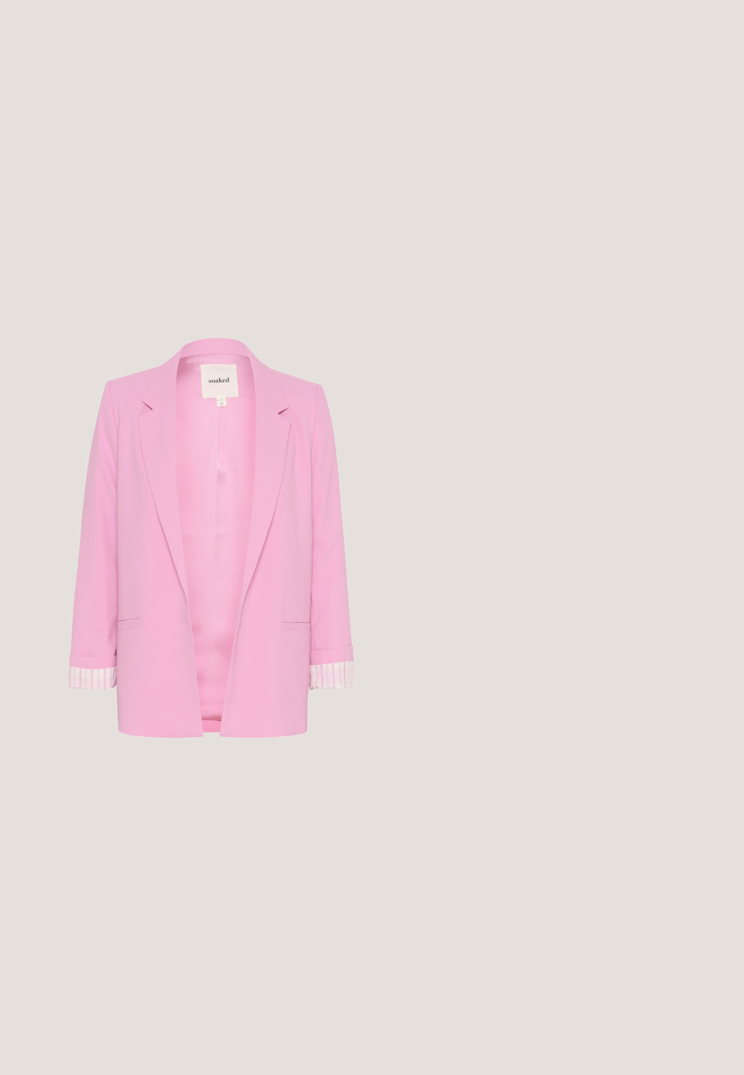 Rosa Blazer aus glattem Stoff, mit Reverskragen, langen Ärmeln mit gestreiften Bündchen und einer einzelnen Fronttasche.; Blumenwickelbluse in Pink, Gelb und Blau, mit langen Ärmeln, einem gerafften Taillengürtel und einem mehrlagigen Peplum-Design. Leichter, strukturierter Stoff.; Rosa Slingback-Pumps aus Lackleder mit spitzer Kappe und niedrigem, quadratischem Blockabsatz, mit glatter, glänzender Oberfläche.; Übergroße quadratische Sonnenbrille mit braun verlaufenden Gläsern und dünnen goldfarbenen Metallbügeln.; Kleine rechteckige rosa Clutch-Tasche, verziert mit mehrlagigen Stoffblumen und einem goldenen Kettenriemen auf weißem Hintergrund.; Goldenes Armband mit abwechselnden rosa runden Steinen und weißen Perlen, umgeben von kleinen klaren Kristallen, gesichert mit einem Verschluss.
