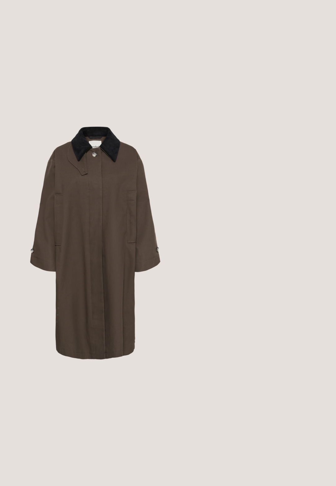 Manteau long marron avec col large noir, un bouton au niveau du col, boutons cachés à l'avant, poches latérales et poignets boutonnés aux manches.; Cardigan marron foncé avec un col en V, fermeture par boutons et poignets côtelés. Texture douce avec une coupe décontractée et des manches légèrement surdimensionnées.; Haut sans manches marron avec un col montant haut, fabriqué en tissu côtelé, offrant une coupe ajustée et une texture lisse. Design simple et polyvalent.; Pantalon noir droit avec taille élastique et poches latérales, présenté sur fond blanc.; Basket en daim marron avec des bandes bleu clair et argent métallisé, lacets marron et semelle épaisse en caoutchouc beige.; Sac à épaule en daim marron, de forme triangulaire, avec un grand haut découpé et une plaque de logo discrète à la base. Texture douce avec un matériel minimal.