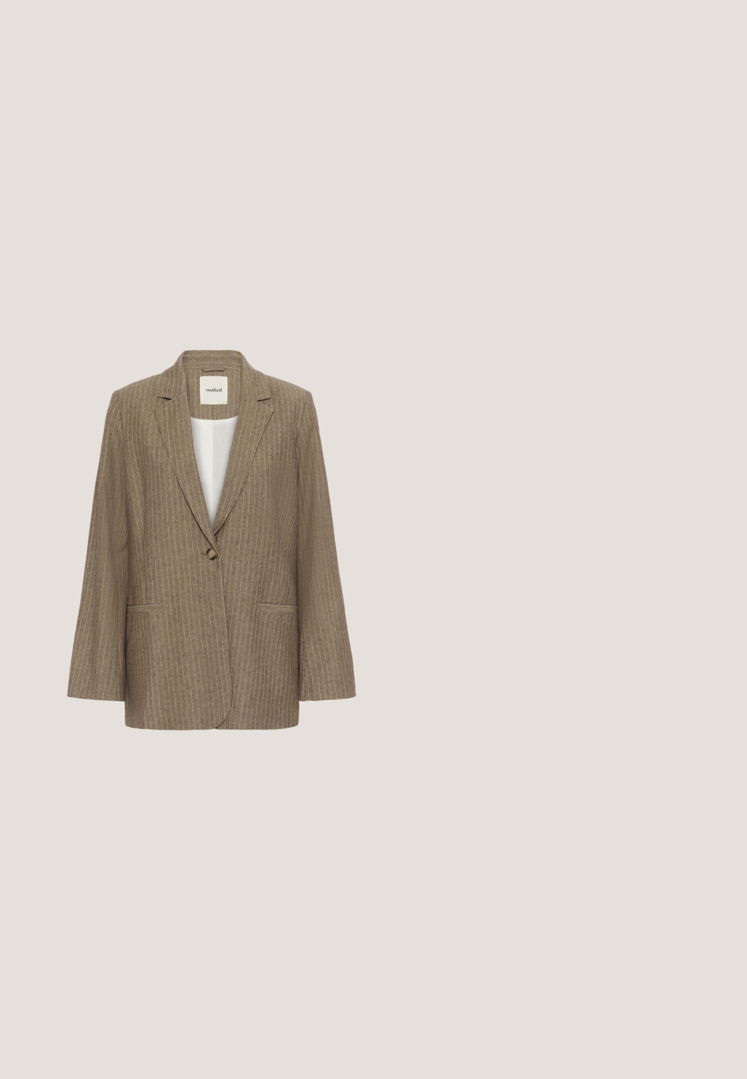 Blazer marrón a rayas con solapas de muesca, cierre de un solo botón y dos bolsillos frontales. Fabricado en un tejido texturizado.; Suéter de manga corta color gris claro, con cuello redondo, textura suave, ajuste ligeramente holgado, con un patrón jaspeado minimalista y detalles de dobladillo acanalado.; Vaqueros acampanados de color azul claro, hechos de denim, con una cintura alta, diseño de cinco bolsillos y dobladillo sin rematar en la parte inferior. La textura está ligeramente desgastada.; Bota de vaquero de ante beige con parte superior perforada, borlas decorativas con cuentas doradas y tacón grueso apilado.; Bolso de hombro de cuero trenzado en un rico tono marrón con un diseño relajado, una sola correa y una superficie texturizada que presenta patrones de diamante.; Pulsera de oro con una fila de piedras preciosas redondas verdes alternas y un acabado pulido. Cierre seguro en la parte posterior; diseño estilizado.