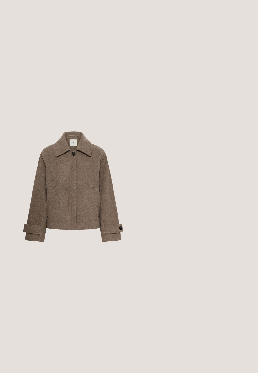Veste en laine brune avec un large col, fermeture à boutons sur le devant, poches latérales et poignets boutonnés, présentée sur un fond blanc uni.; Polo à manches courtes avec larges rayures horizontales noires et beiges et trois boutons à l’avant du col.; Jupe en jean marron longueur genou avec boutons devant, fermeture éclair et poches latérales, présentée sur fond blanc.; Bottine en suède brun foncé avec un petit talon, une tirette à l'arrière et un bout légèrement pointu, présentée de profil sur un fond blanc.; Sac à main en daim brun foncé avec poignées supérieures, bandoulière amovible et détail ceinture décoratif sur le devant.; Bague en or brillant avec un design en spirale lisse et audacieux sur le dessus, présentée sur un fond blanc.