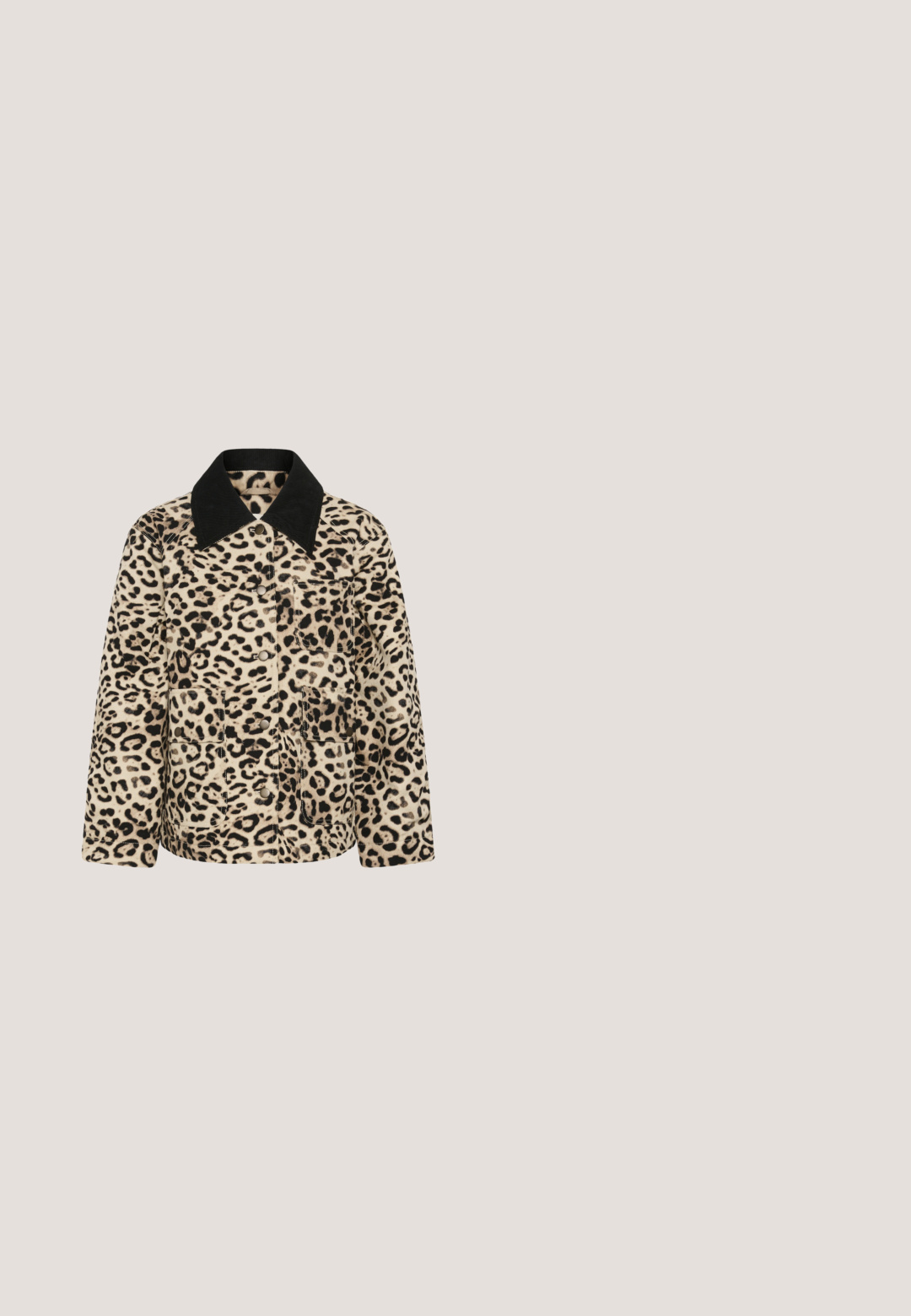 Jakke med beige og sort leopardtryk, sort krave, foran trykknapper og store lappelommer foran.; JDY JDYBROOKE LS NOOS - Skjortebluser - pumice stone; Leopardmønstrede bukser med bred ben, lavet af blødt stof. Har en elastisk talje og sidelommer. Farverne inkluderer beige, brun og sort.; Sko med lav platform med tyk sort sål og brun leopardmønstret overdel, sorte snørebånd og polstret anklerem på neutral baggrund.; Halvmåne-formet skuldertaske med leopardprint, sort justerbar rem, guldfarvet hardware og sort kvastdetalje på lynlåstrækket.; Guldtonet kæde med store, runde led. Har en karabinlås og justerbar forlængerkæde for størrelsesfleksibilitet.