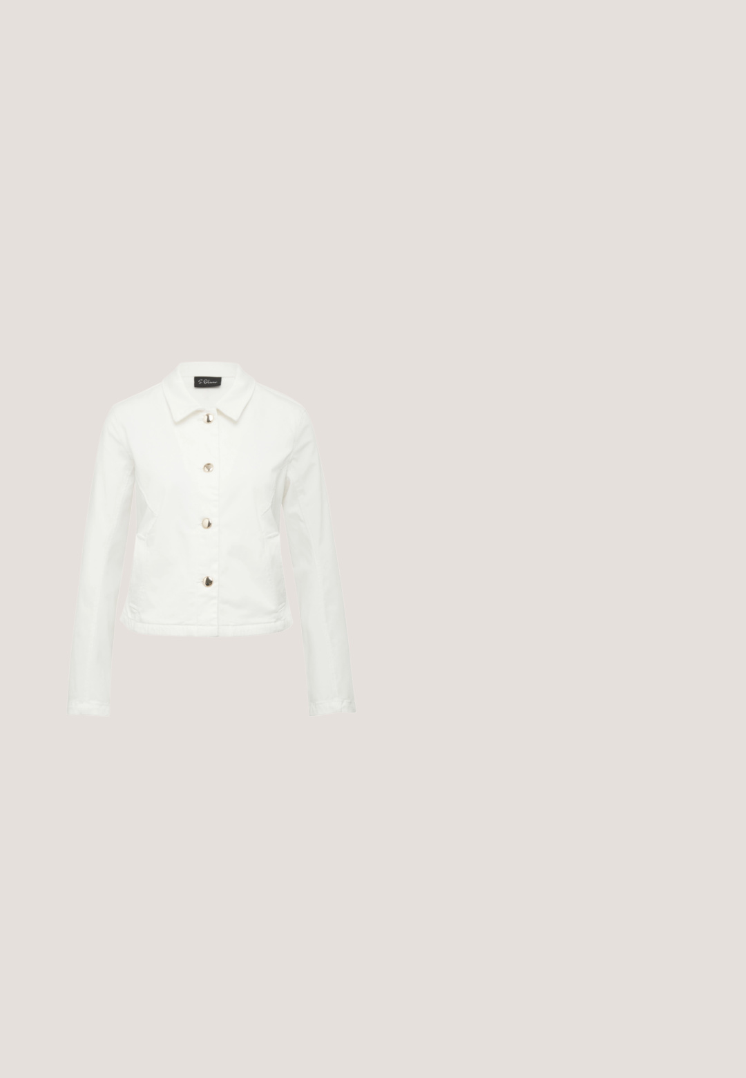 Witte denim jacket met een kraag, een sluiting met knopen aan de voorkant en twee zijzakken. Voorzien van glanzende, ronde knopen en een cropped fit.; Korte mouwen overhemd in crèmekleurige kant met ingewikkelde patronen en een klassieke kraag, met een ontspannen pasvorm en een gestructureerd oppervlak.; Katoenen pyjamabroek met een licht beige achtergrond en een rood toilepatroon dat pastorale taferelen uitbeeldt. Elastische tailleband en contrasterende zoom.; Hakken sandalen met een bloemdessin in crèmekleurige en roze tinten, met een jute platform en een elastische kruisband.; Bruine geweven schoudertas met bloemig haakpatroon, verstelbare leren riem en decoratieve kralen op zwarte koord.; Gouden oorbellen met een kralenontwerp, met een gestructureerd oppervlak en een gepolijste afwerking,die een langwerpige ovaal en een kleinere kralenvorm laten zien.