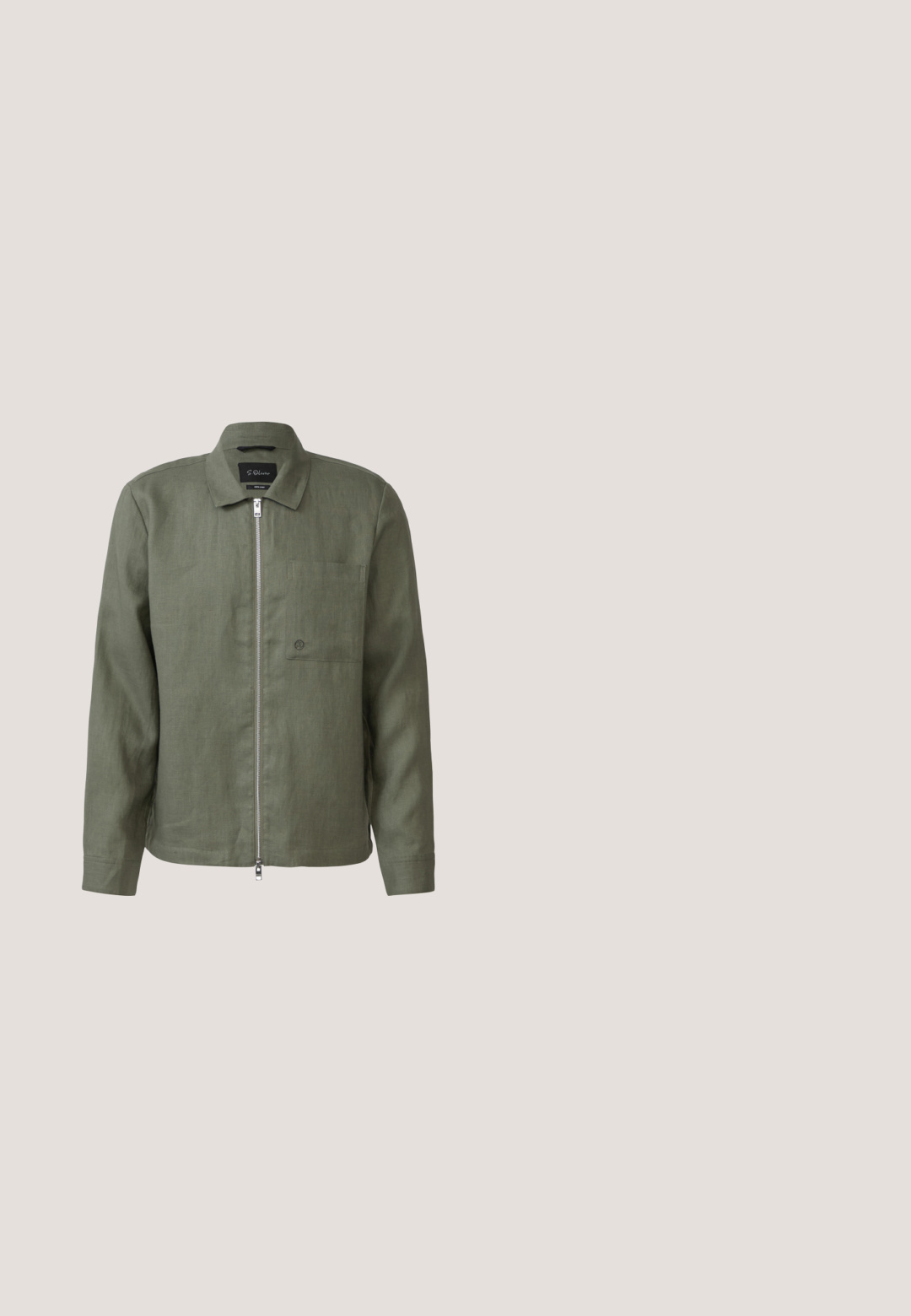 Grüne Zip-Jacke mit spitzem Kragen, einer Brusttasche und langen Ärmeln. Hergestellt aus leichtem Stoff mit einer strukturierten Oberfläche.; Kurzarm-Poloshirt aus olivgrüner Baumwolle. Mit einer knöpfbaren Knopfleiste und kontrastierendem Kragenstich. Glatte Textur, lässige Passform.; Dunkelgrüne Leinen-Shorts mit einem Kordelzugbund. Verfügt über seitliche Taschen und einen geraden Schnitt. Glatte Textur mit subtiler sheen.; Dunkelgrüner Lederknöchelstiefel mit runder Zehe, Schnürung vorne, verstellbarem seitlichem Riemen und dicker schwarzer Sohle mit strukturiertem Profil.; Transparente graue quadratische Sonnenbrille mit braunen Verlaufsgläsern und strukturierten schwarzen Bügeln, mit der Marke "Hugo" auf dem Gestell und den Bügeln.; Quadratische Lederetui in Olivgrün mit vertikalem Nahtdetail, Reißverschluss an der Seite und geprägt eingestelltem Markenlogo auf der Vorderseite.