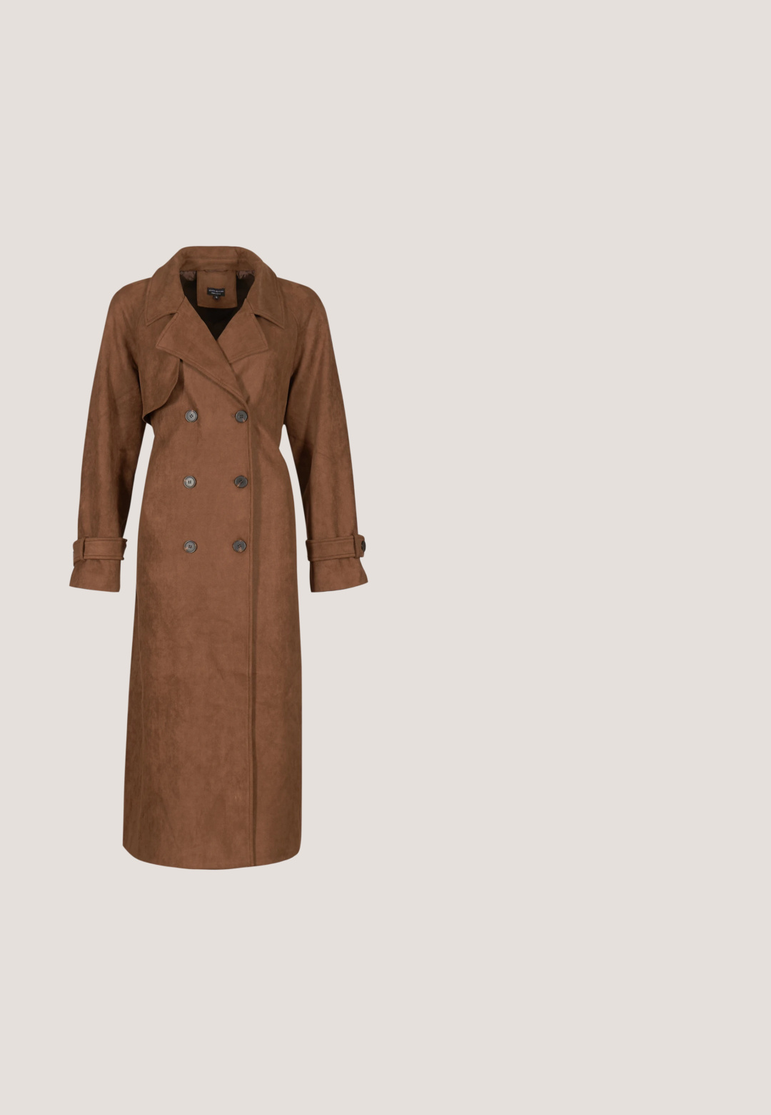Trench coat marrón largo de doble botonadura con amplias solapas y correas abotonadas en los puños, exhibido sobre un fondo blanco.; Vestido blanco de manga larga con patrón de ojales, escote alto y falda en capas. Presenta un dobladillo festoneado y un ligero fruncido en la cintura.; Anna Field by Zalando Botas de tacón - cognac; Gafas de carey con forma de ojo de gato, fabricadas en acetato. Presentan montura gruesa y lentes transparentes, con la marca en las patillas.; Bolso tote de ante marrón con dos asas superiores, bolsillos frontales con cremallera y tiradores con borlas, y una forma suave y caída.; Pulsera ajustable de cordón marrón con cuentas pequeñas alternas en marrón oscuro y dorado y un pequeño colgante de pájaro dorado en el extremo de un cordón.