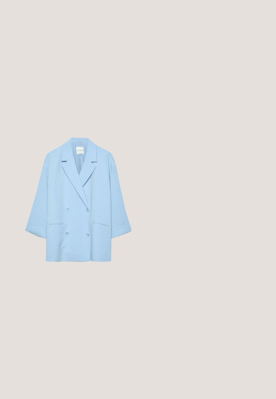 Veste blazer oversize double boutonnage bleu clair avec larges revers, manches trois-quarts, et deux poches avant.; Combinaison sans manches bleu clair à col halter avec jambes larges et coutures structurées le long du corsage et des jambes.; Mule lavande à bout ouvert avec petit talon et nœud décoratif sur la partie supérieure, vue de profil sur fond blanc.; Lunettes de soleil carrées surdimensionnées avec des montures marron, des branches bleu clair et des verres teintés marron dégradé sur fond blanc.; Sac à main rectangulaire en cuir bleu clair avec double anses, bandoulière amovible et petite étiquette en cuir avec accessoires en métal doré.; Collier bleu turquoise en perles avec petites perles intercalaires dorées et fermoir chaîne doré, présenté sur fond blanc.