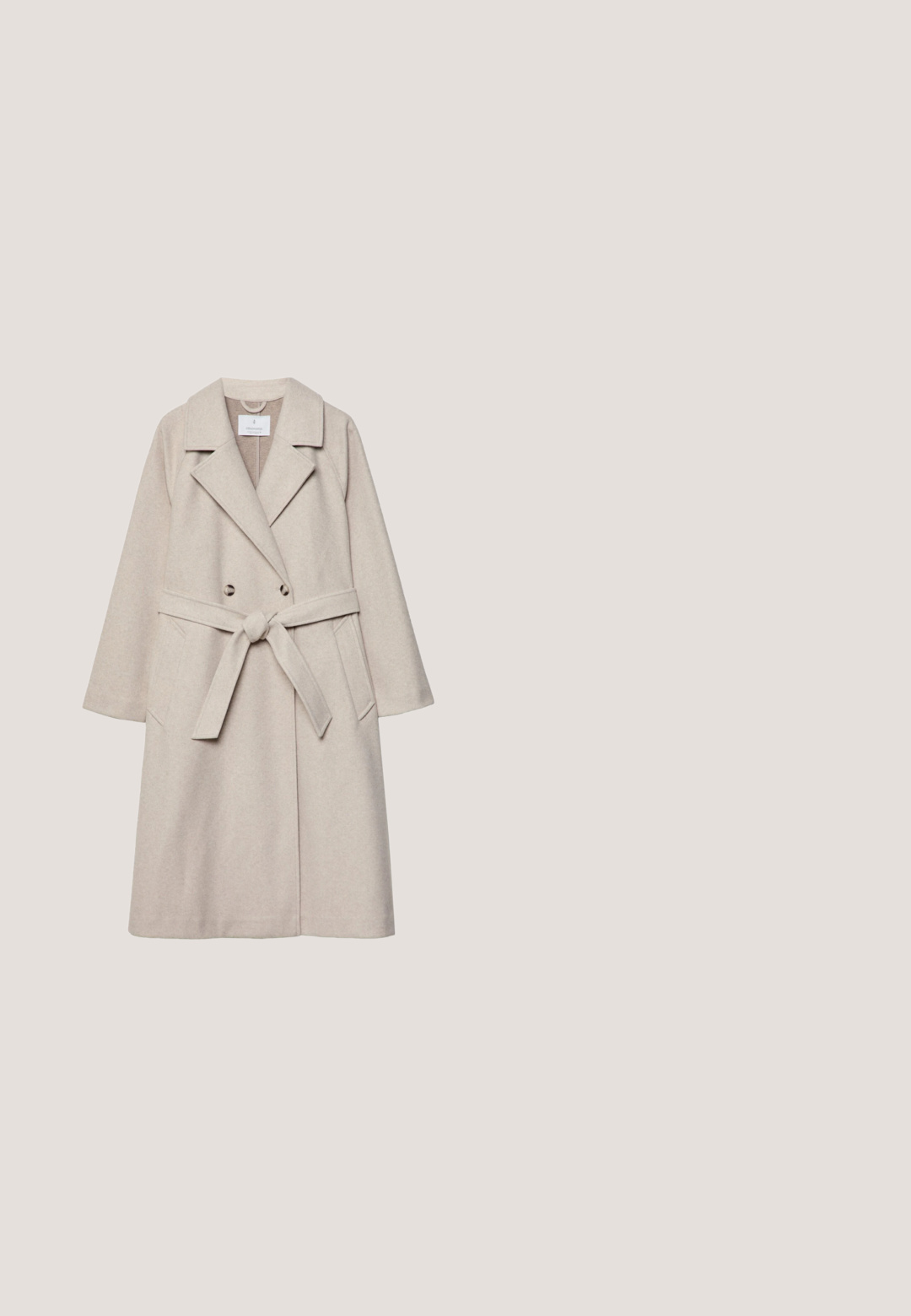 Trench-coat beige clair avec un design à double boutonnage, larges revers, ceinture à la taille et poches latérales ; fabriqué à partir d'un tissu doux et texturé.; Robe mini blanche à manches longues avec encolure carrée, bustier et taille froncés, et deux liens à l'avant pour ajustement.; Escarpin beige à bout pointu avec talon moyen fin et bride de cheville ajustable sur fond blanc.; Lunettes de soleil œil-de-chat en écaille de tortue avec des verres marron dégradés et un petit emblème doré sur la branche, présentées sur un fond neutre.; Sac à épaule en cuir blanc avec un fermoir doré, des bordures noires et une fine bandoulière. Présente une forme rectangulaire et un design minimaliste.; Bracelet chaîne en or avec un pendentif en forme de cœur. Fermeture réglable avec une finition lisse et brillante. Comprend deux accents disques près du fermoir.