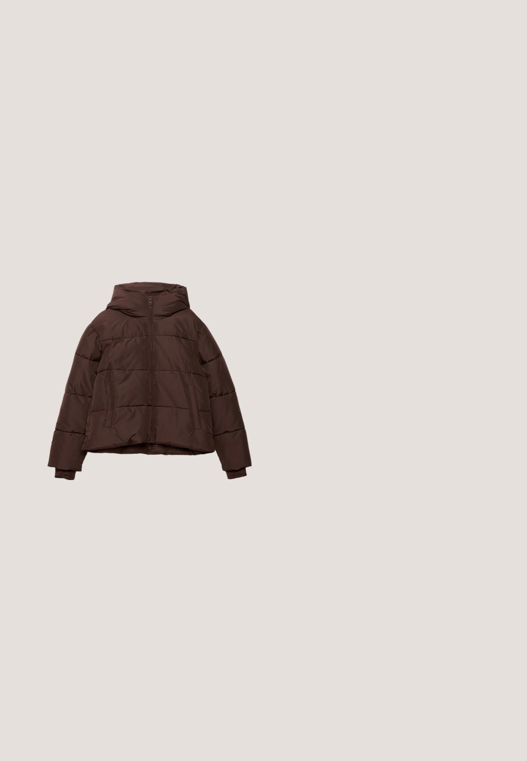 Brun pufferjakke med hætte, med en frontlynlås, quiltet design og ribbede manchetter. Materialet er glat med en mat overflade.; Brun fuzzy sweatshirt med lange ærmer og rund hals, der har teksten "APRIL" i pink i et legesygt, uregelmæssigt skrifttype over brystet.; Langærmet cropped skjorte med brune og hvide vandrette striber og en rund brun halsudskæring.; Viddebenede bukser i en dyb brun farve, lavet af ribbet stof. Har en glat talje og et mærke på den nederste kant.; Mørk burgunder slip-on sko lavet af ruskind, med en tyk sort sål, tekstureret syning omkring toppen og en lille løkke bagpå for nem påtagning.; Mørkebrun læder skuldertaske med en enkelt strop og en lynlås på den ene side, blød og slasket struktur samt glat tekstur.