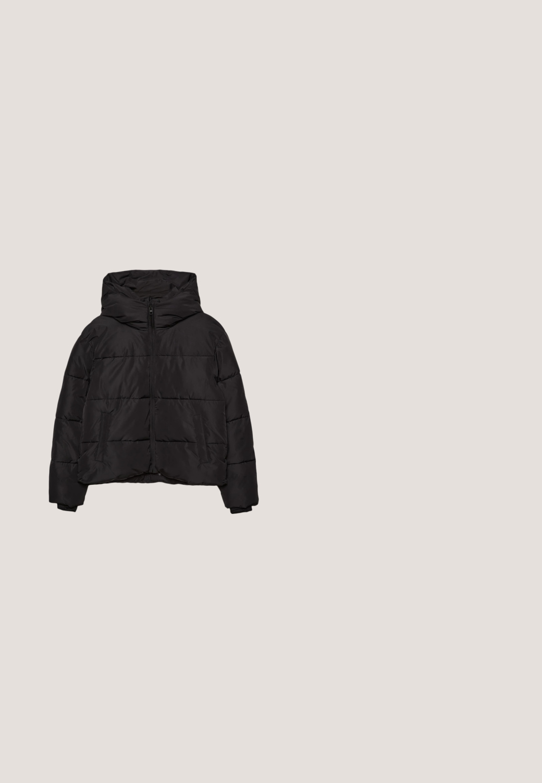 Doudoune noire avec zip à l'avant, deux poches latérales, manches longues et une grande capuche.; Haut à manches longues rouge avec un motif pied de poule noir, fabriqué en tissu doux, doté d'un col rond et d'une coupe décontractée.; Jean noir en denim à coupe droite, avec des poches avant et une fermeture à bouton. Fabriqué en tissu doux avec une texture lisse.; Bottine en cuir noir avec un talon haut épais, fermeture à lacets sur le devant, accents en métal argenté, et un col texturé doublé de fourrure.; Sac à main en cuir noir texturé avec doubles poignées, bandoulière amovible, quincaillerie dorée et pompons décoratifs en perles sur la fermeture éclair avant.; Boucles d'oreilles en or en forme de cœur, présentant deux cœurs connectés, un plus grand en dessous du plus petit, avec une finition lisse et polie.
