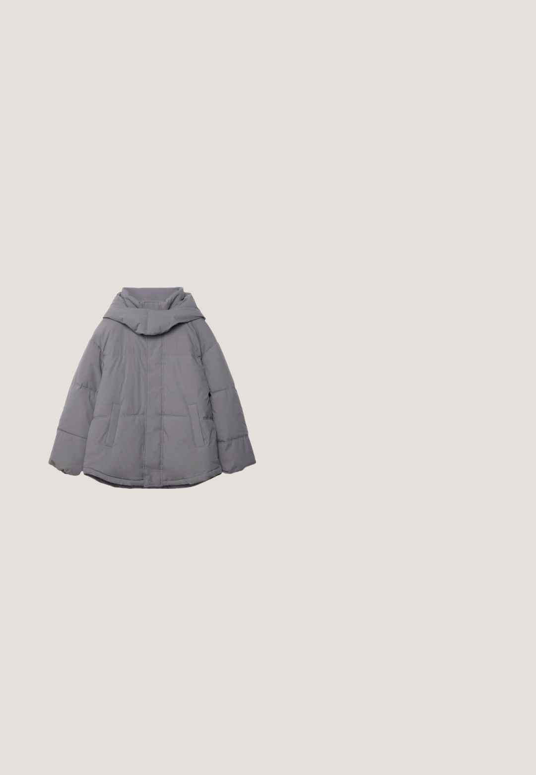 Veste à matelassage grise avec un col haut, deux poches avant et des poignets élastiques. Le matériau semble lisse avec une texture matelassée.; Pull en tricot noir à texture côtelée, col rond et manches longues. Design court avec une coupe ample. Pas de motifs ni de matériel visible.; Pantalon cargo noir à jambes larges avec ceinture élastique, poches latérales à rabat et cordons réglables à la taille et à l'ourlet.; Baskets noires épaisses avec une finition en cuir lisse, des lacets à l'avant, une semelle rembourrée et un logo en relief sur le côté. Semelle extérieure texturée visible.; Des lunettes rectangulaires noires avec des verres transparents. Fini brillant, branches étroites et teinte violette visible sur les bords des verres.; Boucles d'oreilles en argent en forme de créole avec des pendentifs en forme d'étoile, ornées de plusieurs cristaux transparents, présentant une surface lisse et réfléchissante.