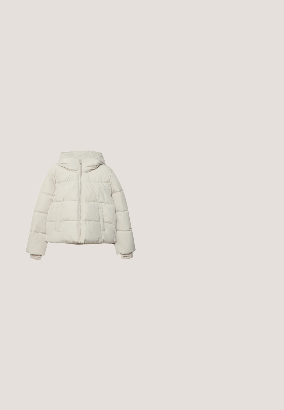 Lys beige pufferjakke med hætte, frontlynlås og to sidelommer. Den har et quiltet design og elastiske manchetter.; Beige chunky kabelstrikket sweater med V-udskæring og lange ærmer, ribkant ved ærmer og kant, lagt fladt.; Hvid kortærmet t-shirt lavet af blødt stof. Har en rund halsudskæring og et simpelt, rent design med en lige underkant.; Lyseblå, lige cowboybukser med frontknap, lynlås og fem lommer, vist på en hvid baggrund.; Hvid lavtop sneaker med tyk sål, snørelukning og subtile syningsdetaljer vist i sideview.; Hvid quiltet læderhåndtaske med guldfarvet drejelås og guldkæde med læder skulderstrop, sat mod en hvid baggrund.