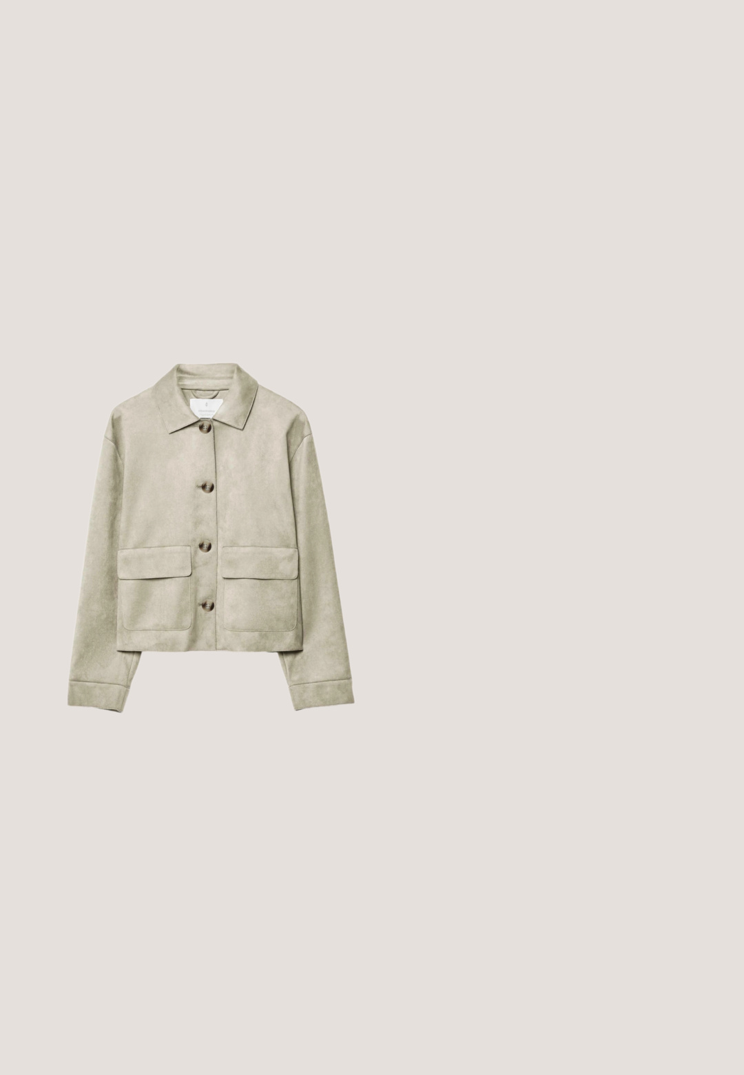 Veste courte à manches longues en daim beige clair. Elle présente un col chemise, trois boutons à l'avant et deux grandes poches poitrine.; Robe tricotée vert clair à manches longues avec motif en dentelle et col rond, présentée à plat sur un fond blanc.; Bottes en daim taupe montant au genou avec un talon bloc noir bas et cinq boutons-pression argentés le long du mollet extérieur.; Lunettes de soleil avec une monture en plastique écaille de tortue, des verres carrés et teintés de marron. Accentué par de petites rivets en métal sur la branche.; Sac à main en cuir vert foncé avec anses tressées, décoration anneau argenté, fermeture éclair et accents pompons sur fond blanc.; Large bracelet manchette marron avec motifs géométriques argentés, comprenant des cercles et des formes en losange, sur fond blanc.