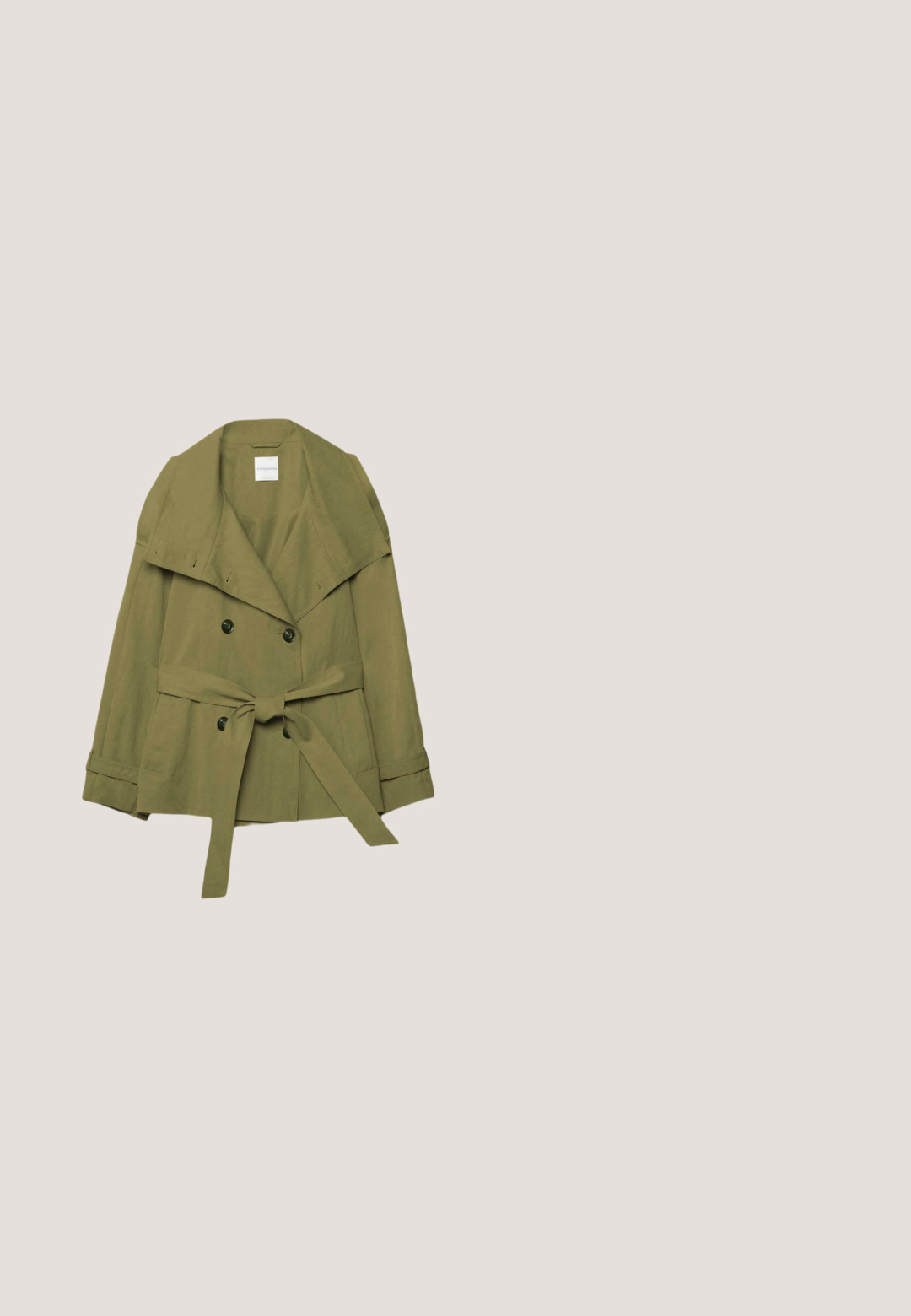 Veste croisée vert olive avec larges revers, boutons sur le devant, ceinture nouée en nœud à la taille et pattes de serrage aux manches longues.; Robes fleuries jaunes en satin, avec un décolleté en V, un buste froncé et un ourlet asymétrique orné de motifs floraux multicolores.; Sandale à talon haut texturée jaune avec bride à la cheville, boucle et détail nœud sur le bout, sur un fond clair uni.; Lunettes de soleil ovales avec des montures vert foncé, des verres bruns dégradés et des branches en bronze fines. Présente des accents ronds là où les montures rencontrent les branches.; Sac rectangulaire avec motif floral jaune et noir et anse tressée jaune et rose sur fond blanc.; Bracelet réglable en cordon orange avec des breloques dorées en forme d'étoile, dont une avec une petite pierre précieuse claire au centre.