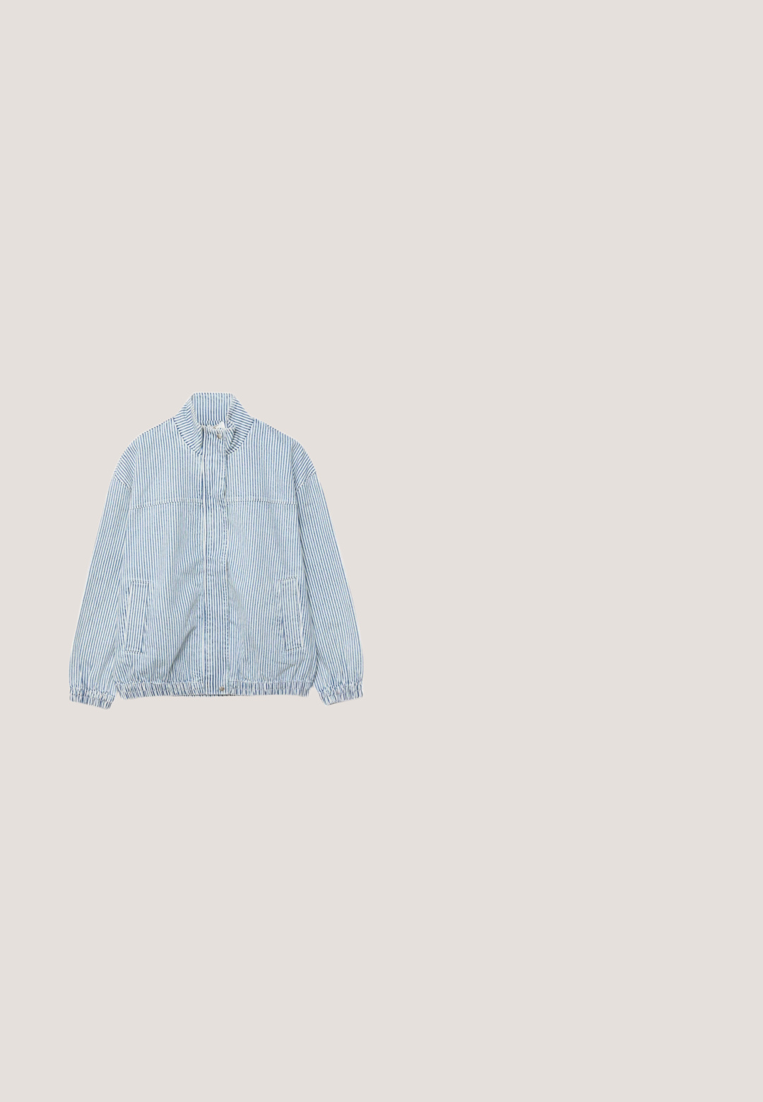 Veste zippée à rayures verticales bleu clair et blanches, avec col haut, poignets élastiques, deux poches latérales et ourlet élastique.; Top court sans manches blanc à pois noirs avec une zone poitrine structurée, doté de larges bretelles.; Shorts noirs taille haute et ajustés avec une large ceinture et une petite fente à l'avant de chaque jambe, présentés sur un fond blanc.; Mule noire à bout ouvert avec fines brides, détail nœud, petit talon kitten et motif à pois blancs sur les brides et la semelle.; Lunettes de soleil aviateur noires oversize avec des verres teintés foncés, affichées sur fond blanc.; Sac à main en cuir noir avec deux poignées, poche avant zippée, détails de boucle et côtés à cordon noué sur fond blanc.