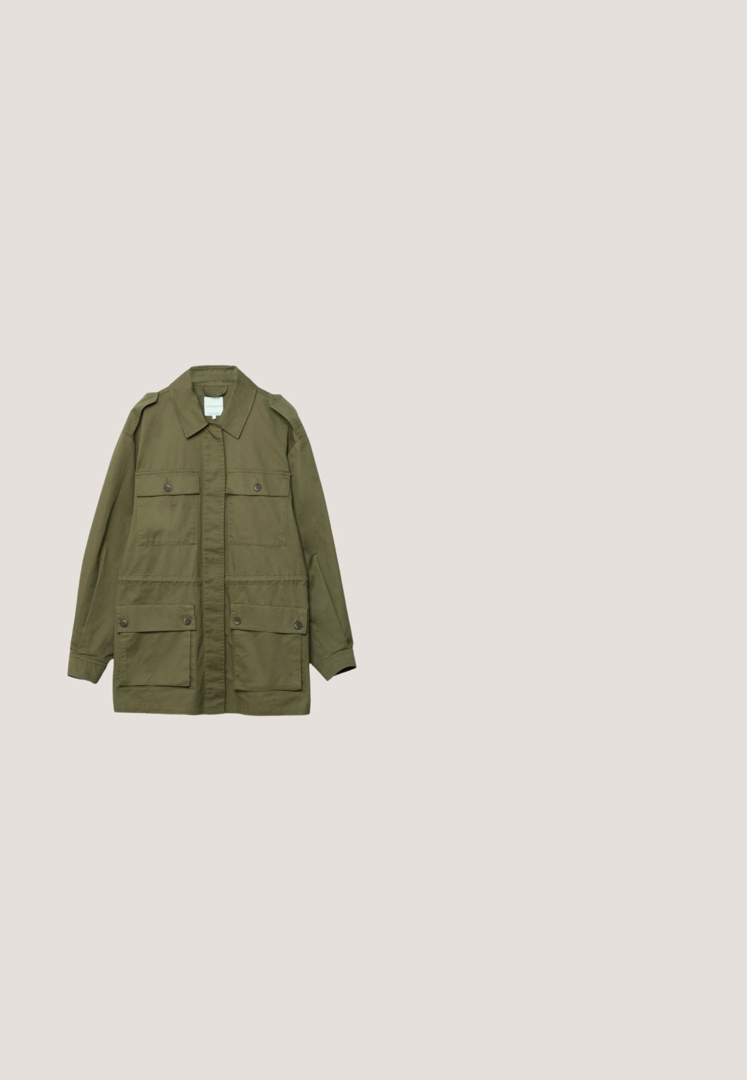 Olivgrüne Langarmjacke mit vier aufgesetzten Pattentaschen mit Knöpfen, Schulterklappen und einer vorderen Knopfleiste.; Beiger Hoodie mit Fronttasche, gerippten Bündchen und Kordelzugkapuze. "PECADOR PGDR" Schriftzug auf dem Taschenbereich.; Schwarzes Baumwoll-T-Shirt mit kurzen Ärmeln, das auf der Vorderseite einen kleinen weißen Grafiktext mit "PEGAIDOR PGDR" zeigt. Einfaches Design mit Rundhalsausschnitt.; Olivgrüne, weite Cargo-Hosen mit zwei Seitentaschen, aus einem weichen, langlebigen Stoff. Mit detaillierter Stickerei und Knopfverschluss.; Weißer Sneaker mit Obermaterial aus Mesh und glattem Leder, ausgestattet mit einem gepolsterten Schaft, einer strukturierten Gummisohle und dezenten metallischen Akzenten.; Schwarze, gesteppte Tasche mit weichem, gepolstertem Textur und eckigem Rautenmuster, geschwungener Silhouette und Reißverschluss.