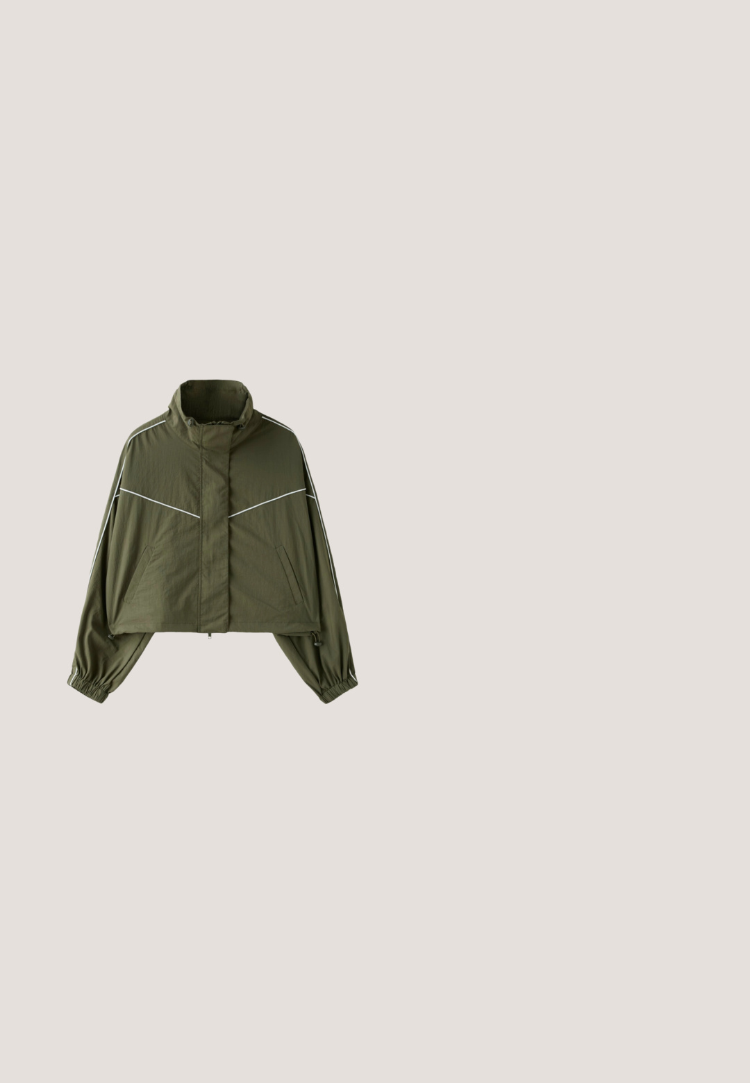 Olivengrøn cropped jakke med høj krave, hvide reflekterende striber på ærmer og bryst, elastiske manchetter og forlommer.; Grøn kortærmet t-shirt med beige striber på ærmer og sider, med teksten "brazil" og cirkulært motiv med stjerner og liga-logoer.; Lyseblå denimnederdel med lige snit, forlommer og slidte detaljer. Afsluttet med en knap- og lynlåslukning.; Tanfarvet ruskindsstøvle til midtkalven med flad sort sål og dekorativ rem med metalspænde rundt om anklen.; Ovære solbriller med guldramme i metal og grøntonede linser med tynde arme, der hviler på en hvid overflade.; Oliven-grøn læderhåndtaske med dobbelte håndtag, lynlåslomme foran, spændedetaljer og lange kvaster på en hvid baggrund.