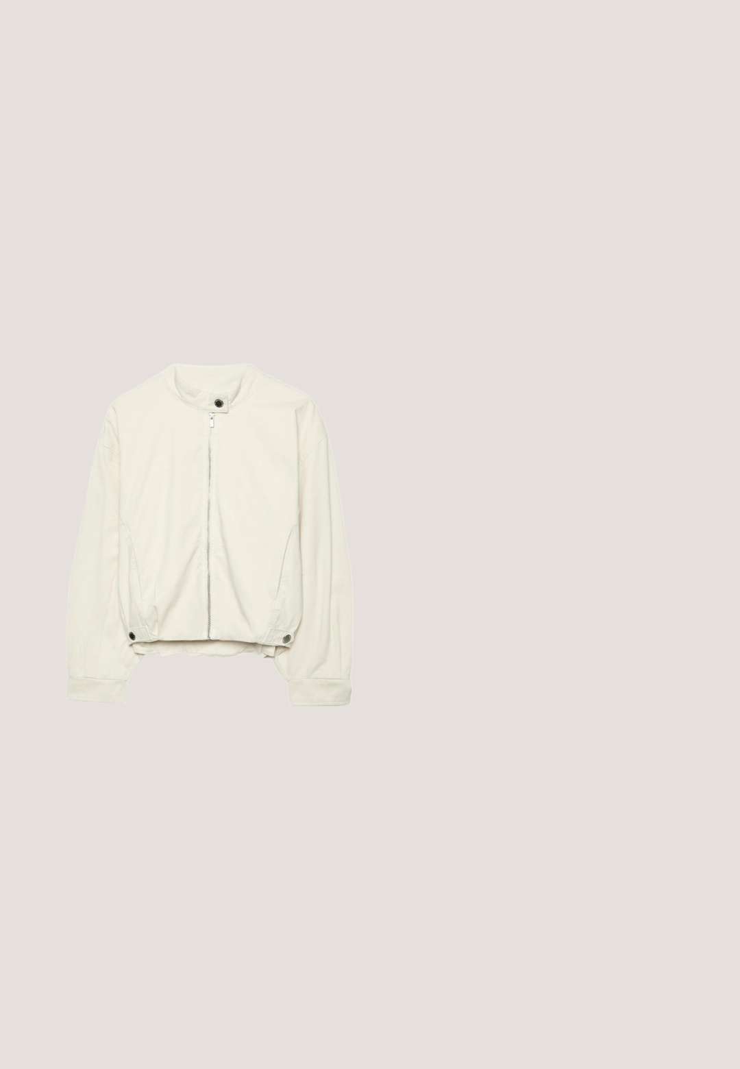 Blouson aviateur blanc cassé avec fermeture éclair à l'avant, col et poignets à boutons-pression, et poches latérales sur des manches longues.; Haut blanc en tricot côtelé à manches longues avec un col en V et un col, présentant un ourlet légèrement court.; Pantalon blanc en coton ample avec taille élastique et ourlets froncés, conçu pour une coupe décontractée.; Baskets blanches épaisses avec des accents beiges, semelle épaisse, bande de roulement brune et lacets blancs, vues de côté sur un fond uni.; Sac à main blanc en forme de croissant avec poignée tressée, bandoulière réglable et surface à texture lisse sur fond uni.; Breil Collier - silver-coloured