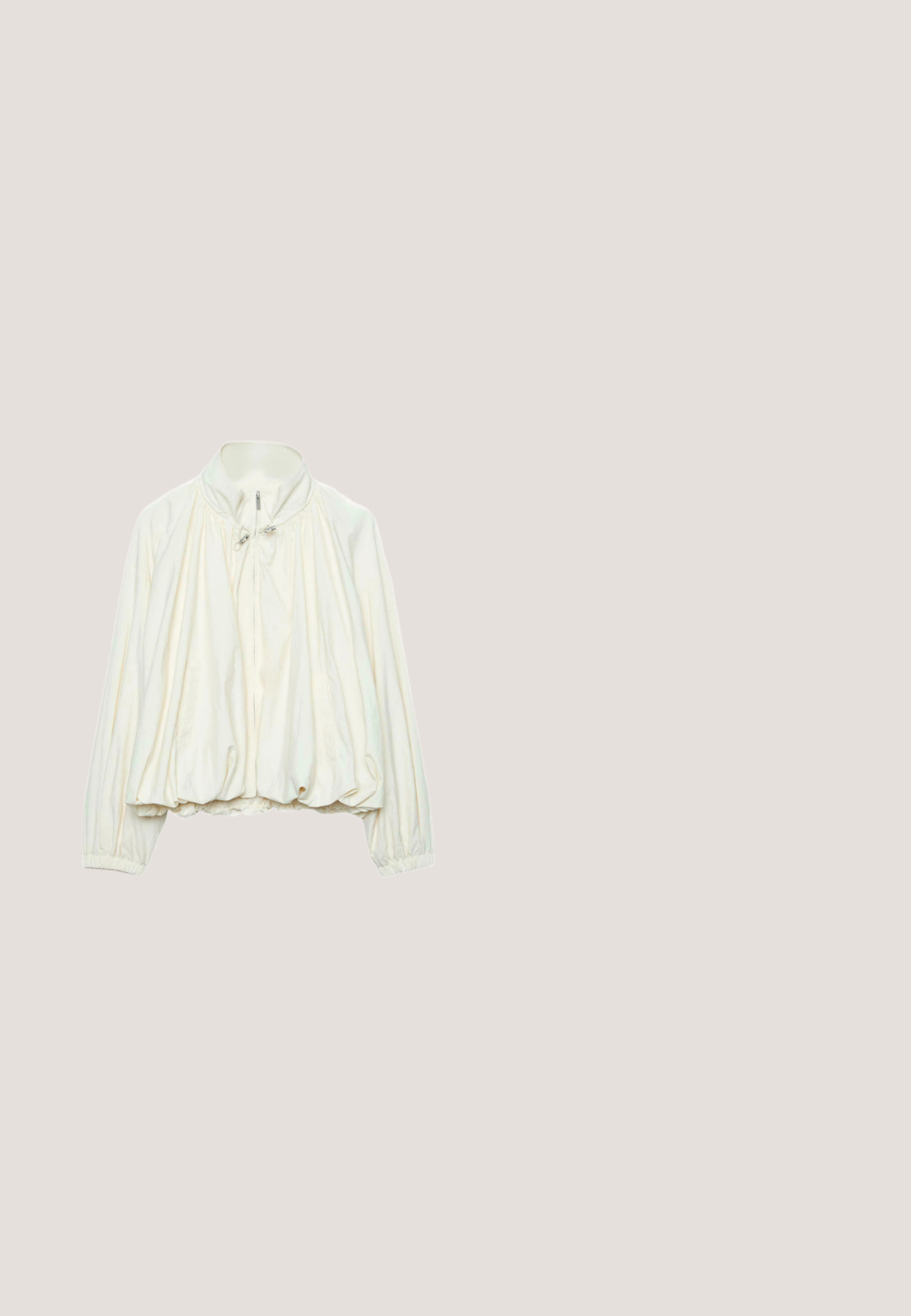 Veste légère blanche avec col montant, fermeture éclair à l'avant, détails à cordon au niveau du cou, poignets élastiques et ourlet froncé.; Pull blanc à manches courtes avec motif en losange texturé et col festonné orné d'une broderie florale colorée de chaque côté.; Pantalon blanc ample avec une taille élastique et des poignets aux chevilles. Fabriqué dans un tissu léger et texturé.; Ballerines en cuir beige avec une ouverture élastique froncée, bout pointu et semelle plate. Texture douce avec un design minimaliste.; Lunettes de soleil carrées surdimensionnées translucides grises avec des bords légèrement arrondis et des verres teintés, vues de face.; Sac à main en cuir crème avec double poignées, poche zippée à l'avant, ferrures dorées et bandoulière réglable avec boucle.