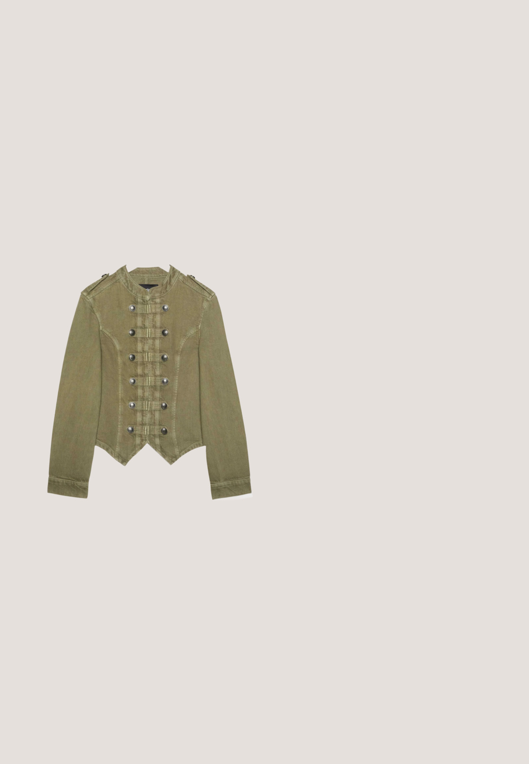 Olivengrøn militærinspireret jakke med lange ærmer, ståkrave, sølvfarvede knapper foran og spidst skåret bund.; Beige udenærmet top med tynde justerbare stropper og abstrakt marmeret mønster.; Brune shorts med høj talje med seks metal knapper i to lodrette rækker foran og en lynlås på højre side.; Brun ruskind knæhøj støvle med flad sort sål og dekorativ rem med metalnitter og spænde nær toppen.; Skildpaddebriller med ovale linser og en elegant, glat finish. Har tynde sider med en subtil kurve ved tindingerne. Klare linser.; Olivengrøn læderhåndtaske med to håndtag, to diagonale lynlåslommer med duske og små messing dekorative nitter.