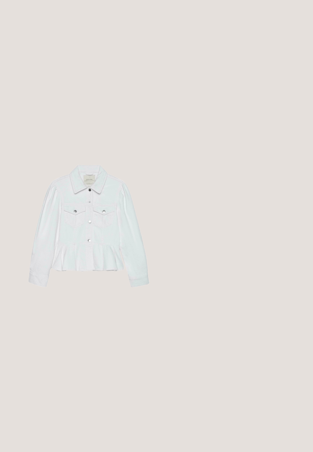 Witte langarmige blousejas met kraag, twee borstzakken met kleppen en knopen, en lichte peplumzoomdetail.; Witte katoenen halterjurk met een geraffineerde halslijn en een uitlopende rijgzoom. Soepele textuur, mouwloos ontwerp en jurk die tot de knie reikt.; Witte slingback-schoen met spitse neus, gevlochten bovenzijde en chunky hak van gemiddelde hoogte, van de zijkant getoond op een witte achtergrond.; Zonnebril met een kat-oog ontwerp, witte plastic montuur, grijze graduerende lenzen en dunne pootjes met subtiele merklijn.; Kleine crème stoffen handtas bedekt met gelaagde bloemapplicaties en een gebogen houten handvat.; Zilveren armband met gestructureerde schakels en witte parels, voorzien van een sluiting en een klein label met de tekst "PILGRIM." Het ontwerp is ingewikkeld en vloeiend.