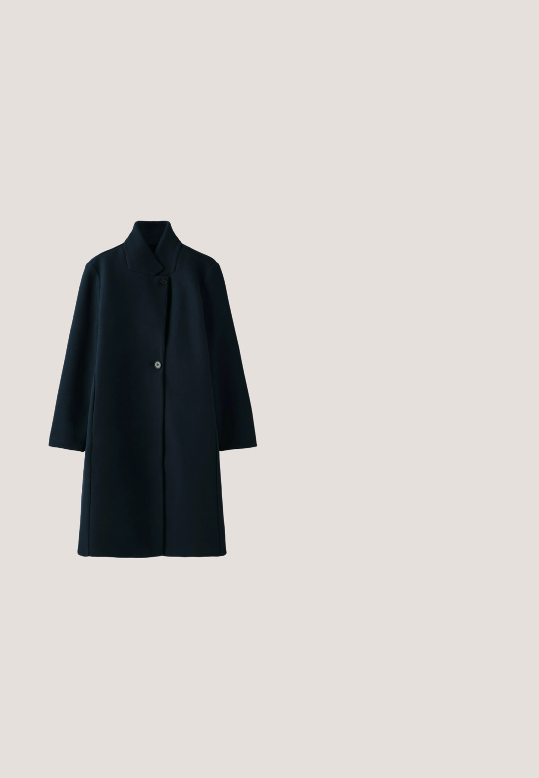 Lang sort frakke med høj krave og to synlige forreste knapper, vist mod en hvid baggrund.; Marineblå kabelstrikket sweater med lange ærmer, rund hals og ribstrikkede manchetter og kant, vist på en ensfarvet hvid baggrund.; Hvid skjorte med knapper, med lodrette blå striber, lange ærmer og klassisk krave, lagt fladt på en hvid baggrund.; Blå denim jeans med høj talje, slim fit, forlommer, lynlås og kontrasterende syninger. Struktureret design med en glat overflade.; Brun ruskindmokasin med snørebåndsdetalje, guldøjer og flad sål, vist i sideprofil på hvid baggrund.; Stor navyblå tote-taske med to lange justerbare brune læderremme på hvid baggrund.