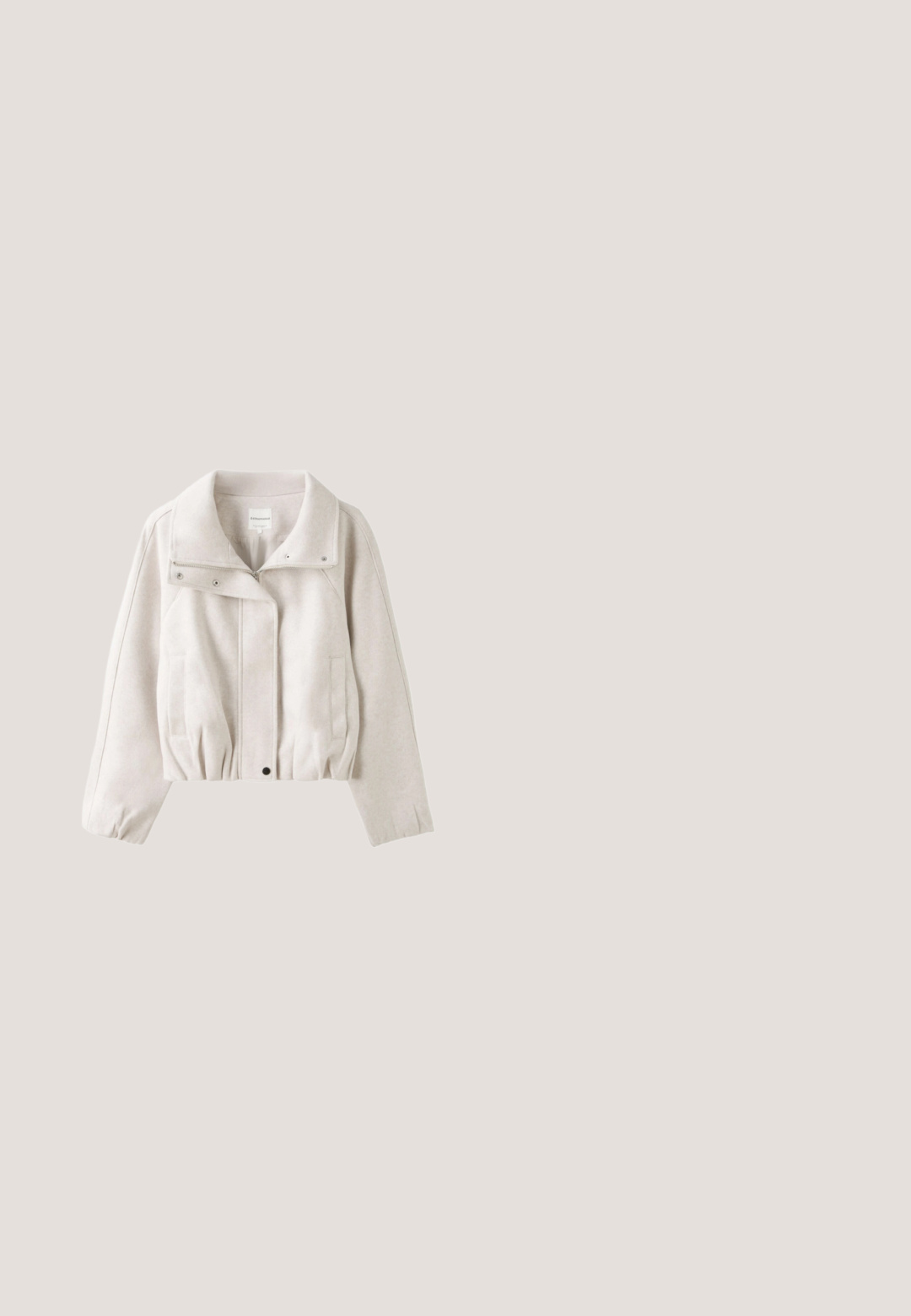 Veste courte beige clair avec un large col, une fermeture éclair devant, des boutons-pression, des manches longues et deux poches latérales.; Cardigan court gris clair en tricot doux avec des manches longues, un col rond et six boutons métalliques sur le devant.; Chemise blanche à manches longues et col en V, fabriquée en coton doux. Présente une coupe ajustée avec des coutures latérales discrètes et un look épuré et minimaliste.; Pantalon beige à jambes larges avec taille élastique et cordon de serrage, doté de poches latérales et d'une coupe décontractée.; Chaussure à enfiler en daim marron avec intérieur duveteux, présentant un design texturé, une tige rembourrée et une semelle contrastante blanche et marron.; Sac à main en daim marron avec deux poignées, poche avant zippée et sangles décoratives à boucles, isolé sur fond blanc.