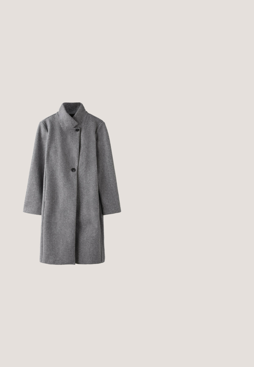Lang grå uldfrakke med høj krave og to synlige sorte knapper foran, lige snit og lange ærmer.; Sort kortermet sweater lavet af blødt, fuzzystof. Har en rund halsudskæring og en afslappet pasform med en let cropped kant.; Sorte skræddersyede bukser med en udvidet benvidde, der har en flad front med lommer og bæltestropper, lavet af et glat stof med en ren finish.; Sort læderknæhøje støvler med spidse tæer, slank silhuet og en lav blokhæl med en blank finish.; Sorte rektangulære briller med en blank finish, der har kantede kanter og tilspidsede arme. Fremstillet af 75 % genbrugsmaterialer.; Sort læderhåndtaske med en blød form, pyntet med sølvnitter og en bred skulderrem. Glat tekstur med et rynket design.