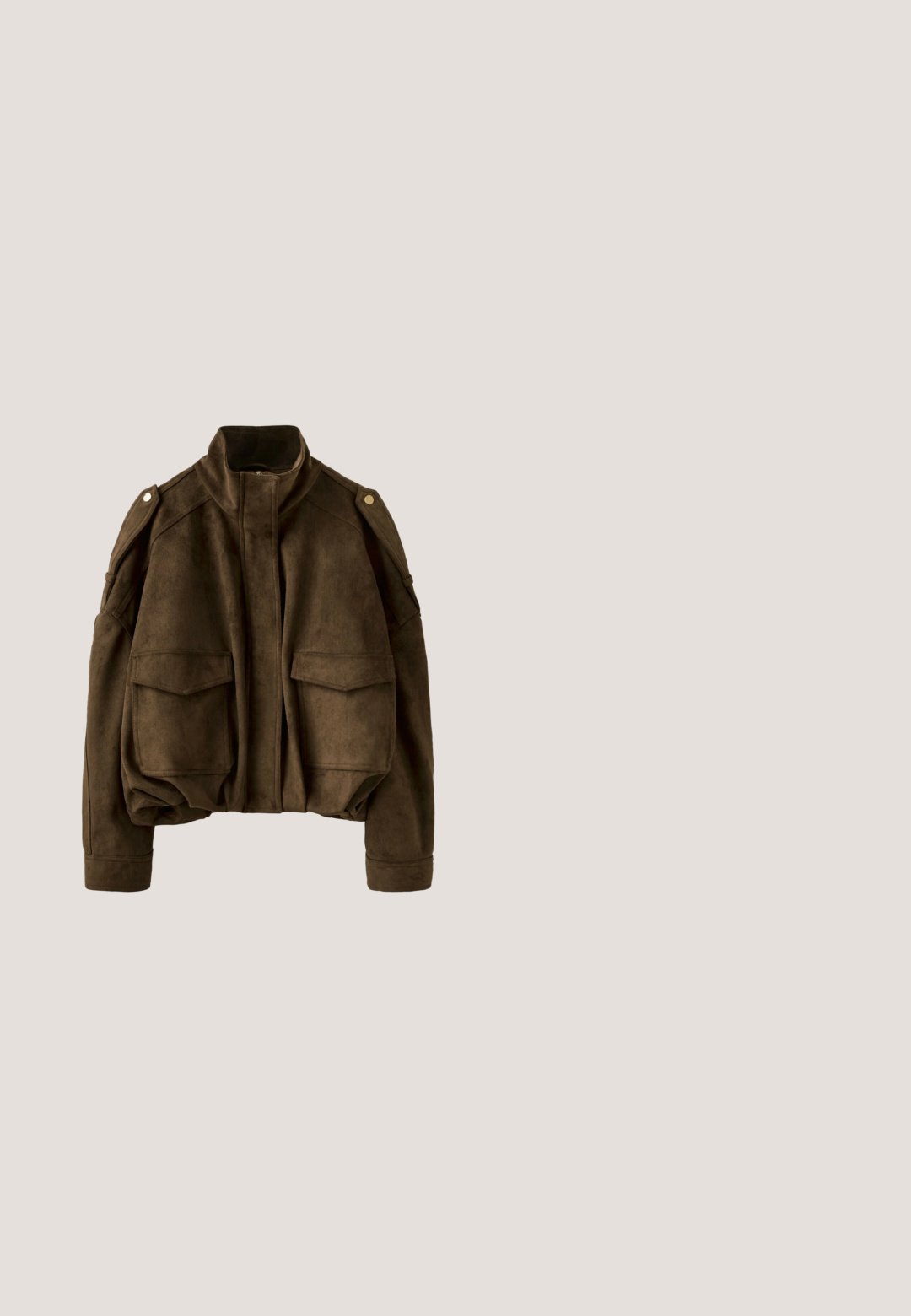 Veste en suède marron avec col montant, fermeture éclair frontale couverte par un rabat, deux grandes poches à rabat et épaulettes boutonnées.; Pull en maille vert olive avec col rond, manches longues et ourlet côtelé. Présente un design court avec une finition douce et texturée.; Pantalons en denim marron à coupe large avec un design classique à cinq poches, dotés d'une fermeture à bouton et d'une texture lisse.; Botte en cuir marron à hauteur de genou avec un bout arrondi, texture lisse et détails de couture minimalistes, placée sur un fond clair sur une chaise blanche.; Lunettes de soleil rectangulaires en écailles de tortue avec des verres marron foncé et des branches fines, présentées sur fond blanc.; Sac hobo en cuir brun foncé souple avec une large bandoulière unique et sans fermetures visibles, présenté sur fond blanc.