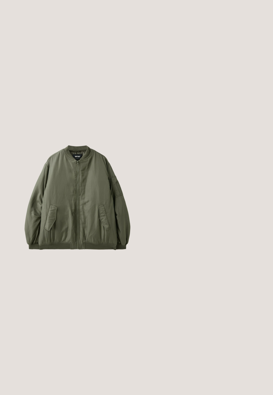 Groene bomberjas met rits, twee voorvakken met klep en een klein ritsvakje op de linkermouw, geribde boorden en zoom, en een ronde kraag.; Beige hoodie met een voorzak, geribbelde boorden en een capuchon met trekkoord. "PECADOR PGDR" tekst gedrukt op het zakgebied.; Beige oversized T-shirt met korte mouwen, ronde hals en een klein wit "REGARD" logo in het midden van de borst.; Olijfgroene cargobroek met meerdere zakken, een taille met trekkoord en een relaxte pasvorm. De stof heeft een zachte textuur en een stevige, duurzame uitstraling.; Robuuste witte sneakers met een textuur bovenkant met mesh details, dikke rubberen zool, ronde neus en decoratieve accenten aan de zijkanten.; Kleine glanzende lichtpaarse crossbodytas met verstelbare donkerbruine band en een aangehecht klein zwart zakje met rits.