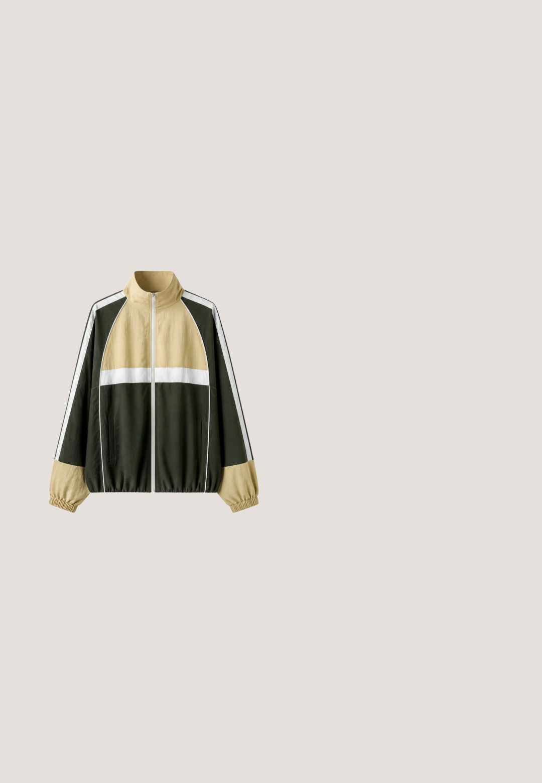 Lyse beige, hvid og mørkegrøn farveblokket lynlåstrøje med ståkrave og elastiske manchetter på lange ærmer.; Beige oversized hættetrøje med en frontlomme, lange ærmer og hætte, lavet af blødt, tekstureret stof.; Olivengrønne leggings med høj talje, flade sømme og sidelommer, designet til atletisk eller afslappet brug.; Hvide læder Nike Air Force 1 sko med grønne detaljer, snøre og sål; med perforeret tå og guld detaljer på snøreområdet.; Sorte solbriller med brede stænger og store gule linser vist på en hvid baggrund.; Taske med camouflage-mønster i en blød, polstret design, der har en enkelt justerbar rem og en lynlås-lukning. Mørkegrønne nuancer dominerer.